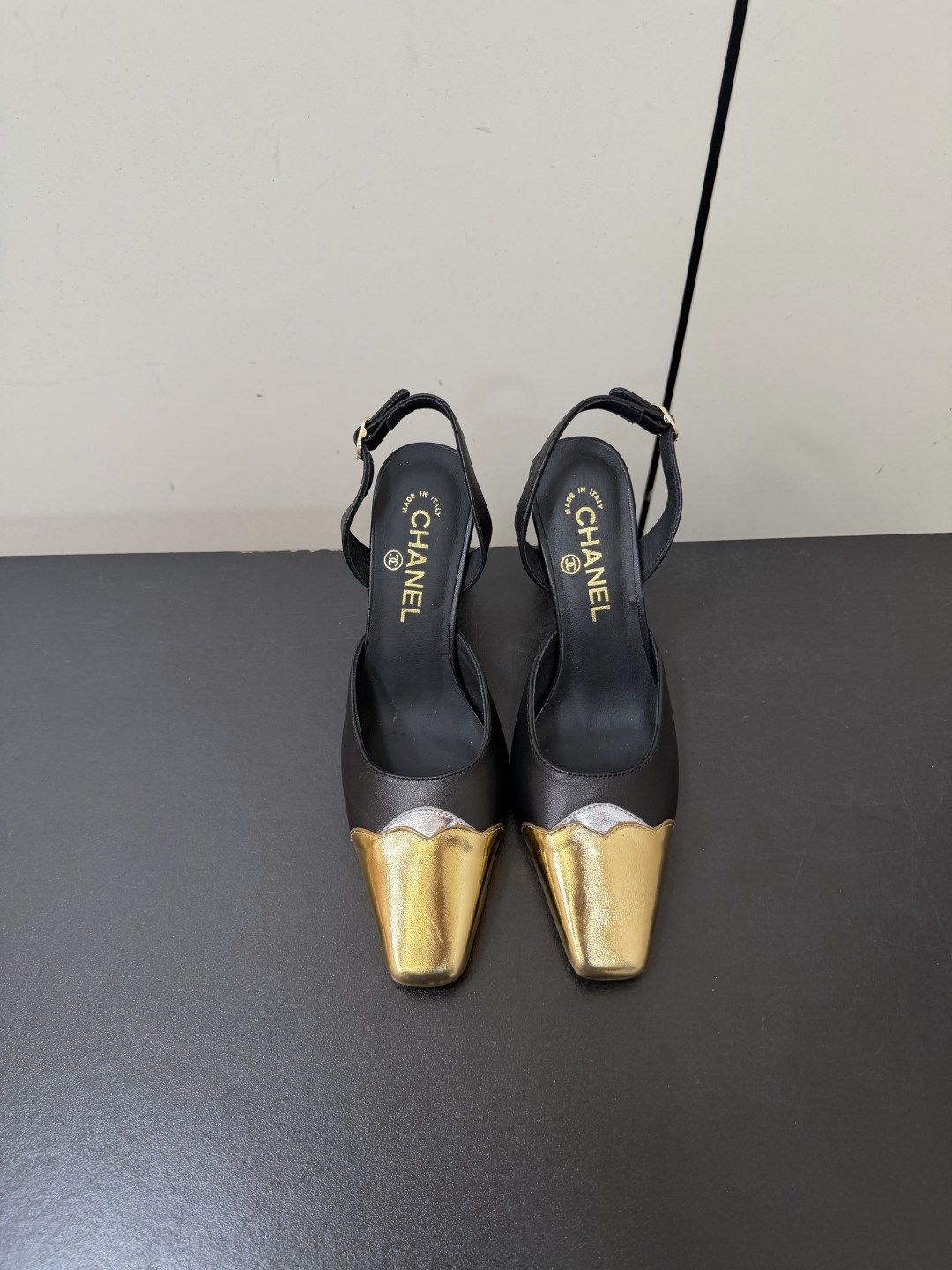 NO:887950,chanel 26 | New Xiaoxiang square-toe thick-heel color-blocked high-heeled shoes. Imported suede surface with matte soft mist texture, high-end and low-key, softly modifying the instep. Metallic pearlescent gold glossy cowhide, mirror luster creates a strong contrast, focusing the visual focus on the toe, elongating the leg line. Small silver metal plaques are embellished on the inside, which is the brand's signature detail design. The small square toe cut is different from the sharp pointed toe, and is more tolerant for wide and fleshy feet, with a strong retro charm.  The stability is far better than that of stiletto heels. Usually the heel height is 8.5cm, which combines aura and comfort for long walks, and is commuting friendly. The shallow cut moderately exposes the skin of the instep and optimizes the proportion of the calf. size35-42 (40.41.42 customization is not returnable), high heels and sandals, chanel, sandals, high heels, cowhide, chamois leather19860909chanel 26 ｜新品小香方头粗跟拼色高跟鞋 进口麂皮面哑光柔雾质感,高级低调,柔和修饰脚面. 金属珠光金色亮面牛皮,镜面光泽形成强烈撞色对比,视觉焦点集中在鞋尖,拉长腿部线条. 内侧点缀小型银色金属饰片,是品牌标志性细节设计. 小方头剪裁区别于尖锐尖头,对宽脚、肉脚包容性更强,复古韵味浓厚. 稳固性远优于细高跟,通常跟高8.5cm兼顾气场与长时间行走的舒适度,通勤友好. 浅口剪裁适度露出脚背肌肤,优化小腿比例. size35-42（40.41.42定制不退换）,高跟鞋凉鞋,chanel,sandals,high heels,cowhide,chamois leather,Women's Shoes