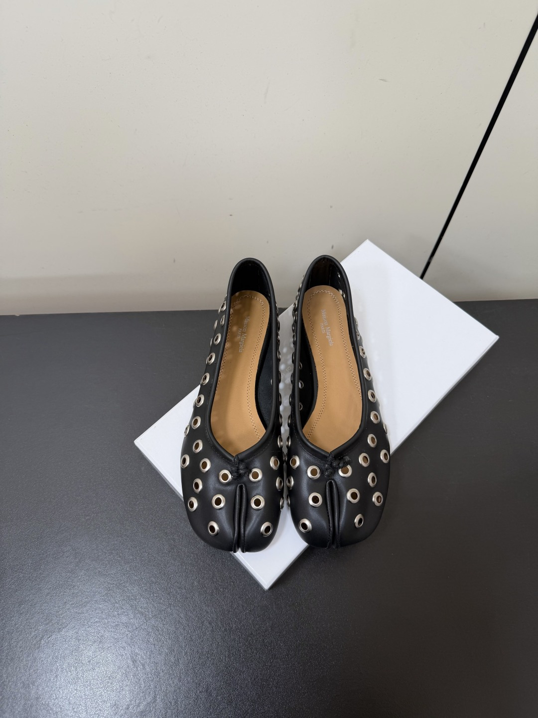 NO:887851,Maison margiela MM6 split-toe tabi series ballet flats with eyelet hollows. The original custom-made imported grape seed nappa lambskin. The new model also has a pleated design on the side. The lambskin material fits the foot better. It is more sophisticated. The original imported Italian genuine leather outsole size 35-42 (40.41.42 custom-made and non-returnable), split-toe shoes, masion margiela, flats, sheepskin, Leather soles19860909Maison margiela MM6分趾tabi系列芭蕾舞鞋平底鞋鸡眼镂空款 原版定制进口葡萄籽纳帕小羊皮,新款侧边还做了个压褶设计小羊皮的材质,更贴合脚的包裹感 很显精巧一些,原版进口意大利真皮大底 size35-42(40.41.42定做不退换）,分趾鞋,masion margiela,flats,sheepskin,Leather soles,Women's Shoes