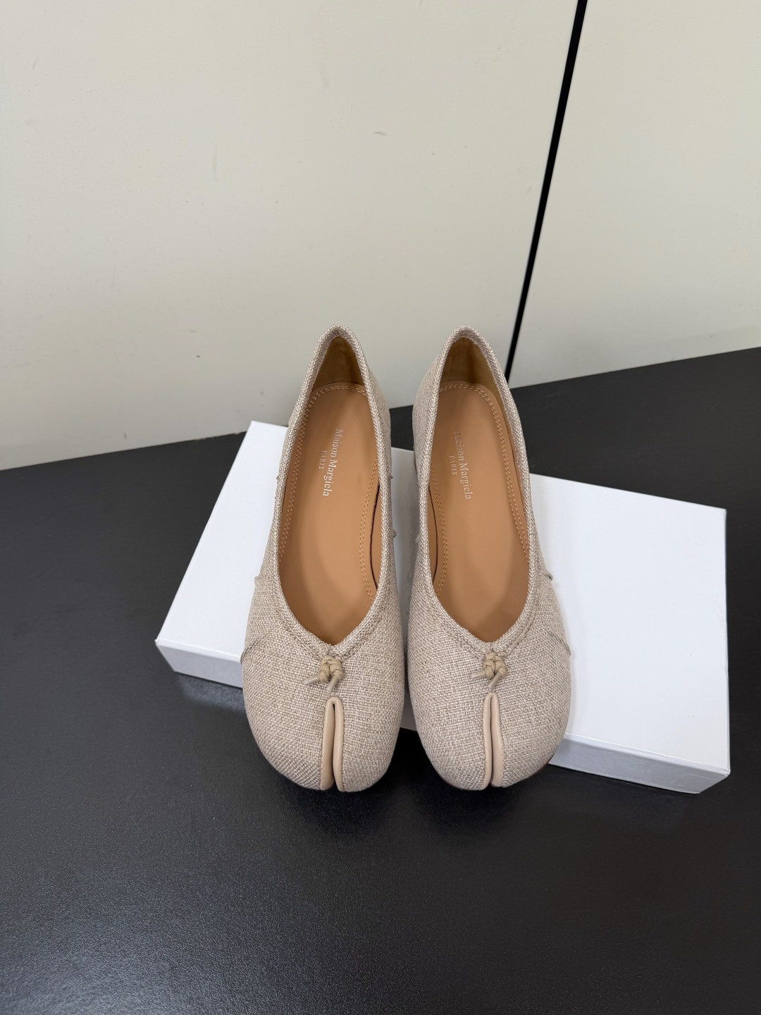 NO:887860,Maison margiela MM6 split-toe tabi series ballet flats with wrinkled fabric cover. The original custom-made official website cloth. The new model also has a pleated design on the side. It is made of lambskin material, which fits the foot better. It is more sophisticated. The original imported Italian leather outsole size35-42 (40.41.42 custom-made and non-returnable), split-toe shoes, masion margiela, flats, sheepskin, Leather soles19860909Maison margiela MM6分趾tabi系列芭蕾舞鞋平底鞋皱褶布面 原版定制官网布面,新款侧边还做了个压褶设计小羊皮的材质,更贴合脚的包裹感 很显精巧一些,原版进口意大利真皮大底 size35-42(40.41.42定做不退换）,分趾鞋,masion margiela,flats,sheepskin,Leather soles,Women's Shoes