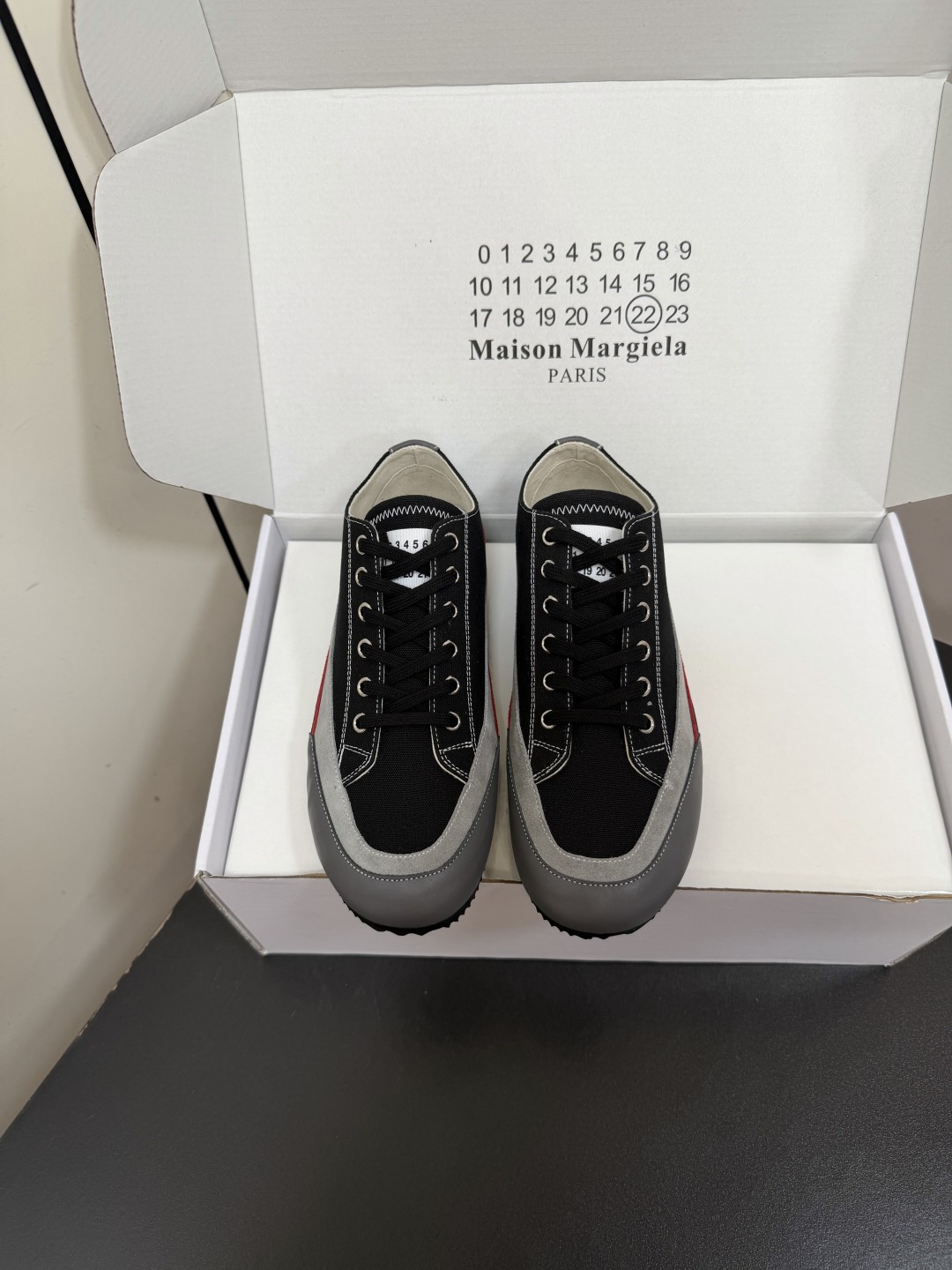 NO:887881,Maison Margiela mm6 26ss summer new retro spliced casual sneakers come with retro textured spliced casual sneakers, simple low-cut shoes with multi-material splicing design, neat and clean lines, low-key and tasteful street feel, no choice of style or matching. It can be easily adapted to daily wear jeans or overalls, with wide-leg pants to wear a relaxed retro style, and can also control casual wear to create a casual and neat feeling. Upper cowhide leather / cloth  Lining fabric outsole rubber outsole size 35-40 (customized size 40 is not returnable), casual shoes/sports shoes, masion margiela, sneakers, jeans, cowhide19860909Maison Margiela mm6 26ss夏季新款复古拼接休闲板鞋 自带复古质感的拼接款休闲板,简约的低帮鞋型搭配多材质拼接设计,鞋身线条利落干净,自带低调又有品味的街头感,不挑风格也不挑搭配. 日常穿牛仔裤或工装裤都能轻松适配,搭配阔腿裤更能穿出松弛复古风,也能驾驭休闲装打造随性利落的穿搭感. 鞋面牛皮/布 内里布 大底橡胶大底 size35-40码（40码定制不退换）,休闲鞋/运动鞋,masion margiela,sneakers,jeans,cowhide,Women's Shoes