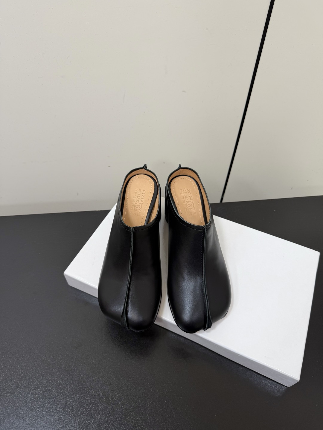 NO:887850,Maison Margiela mm6 26ss summer new retro toe-toe thick-heeled Mule slippers. Split-toe Mule slippers series with a relaxed retro atmosphere. The neat half-slipper shape is matched with the iconic split-toe cut. The rounded toe box accommodates wide feet. The thick heel design takes into account both walking stability and visual enhancement effect. The multi-color texture covers four seasons. The open half-slipper design is easy to put on and take off without restraint.  Daily wear is suitable for many scenes. Pair it with straight-leg suits and work skirts to create a minimalist and relaxed style. Pair it with a long windbreaker to create a cool intellectual atmosphere. It can be easily managed for daily outings, commuting to work, visiting stores and taking photos, and short trips. Upper cowhide/cow suede Lining cowhide leather outsole size 35-41 (customized sizes 40 and 41 are non-refundable) Heel height 7.5cm, half drag, masion  margiela,slippers,skirts,business suit,cowhide,Leather soles19860909Maison Margiela mm6 26ss夏季新款复古包头粗跟穆勒拖 自带松弛复古氛围感的分趾穆勒拖系列,利落的半拖鞋型搭配标志性分趾剪裁,圆润鞋头包容宽脚肉脚,粗跟设计兼顾行走平稳度与视觉增高效果,多色质感覆盖四季穿搭场景,敞口半拖设计穿脱便捷无束缚. 日常穿搭适配多场景造型,搭配西装直筒裤、工装半裙打造极简松弛风,搭配长款风衣塑造清冷知识分子氛围感；日常出街、通勤办公、探店拍照、短途出游都能轻松驾驭. 鞋面牛皮/牛反绒 内里牛皮 大底真皮大底 size35-41码（40、41码定制不退换） 跟高7.5cm,半拖,masion margiela,slippers,skirts,business suit,cowhide,Leather soles,Women's Shoes