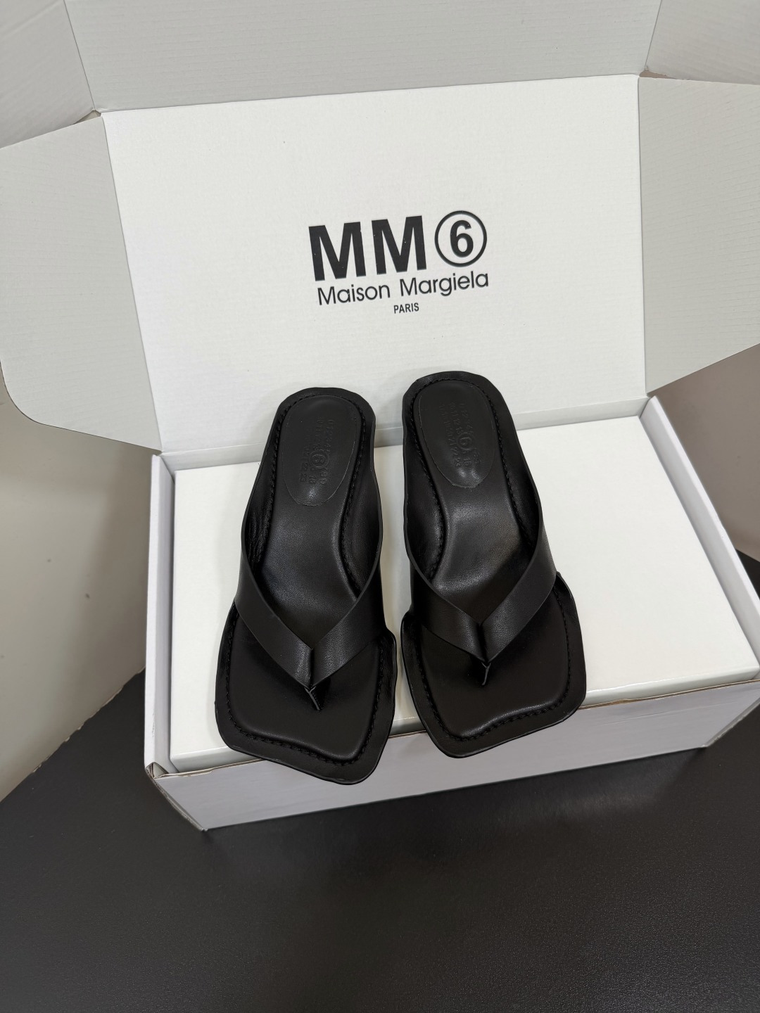 NO:887831,Maison Margiela mm6 26ss new summer square-toe high-heeled flip-flops are square-toe flip-flops with a relaxed and high-end atmosphere. The neat square-toe outline is matched with a simple flip-flop strap design. The body of the shoe is smooth and neat. The iconic wide-sided square toe design weakens the presence of the foot. The open-top sandal design is easy to put on and take off without restraint.  Suitable for all kinds of spring and summer colors regardless of skin color, taking into account the casual and relaxed appearance and the practicality of spring and summer. If you want a pair of sandals with a high-end atmosphere, versatile and durable, this series of square-toe flip-flops are a must-have and versatile item in spring and summer. Upper cowhide leather lining cowhide outsole original molded outsole size 35-41 (customized sizes 40 and 41 are non-returnable) Heel height 5.5cm, split-toe shoes, masion  margiela,slippers,cowhide19860909Maison Margiela mm6 26ss夏季新款方头高跟夹趾人字拖 自带松弛高级氛围感的方头夹趾人字拖,利落的方头轮廓搭配简约夹趾人字带设计,鞋身线条流畅利落,标志性的宽边方头设计弱化脚面存在感,敞口凉拖设计穿脱便捷无束缚. 适配各类春夏色系穿搭不挑肤色,兼顾随性松弛颜值与春夏实穿性,想要一双兼顾高级氛围感、百搭耐穿的凉拖鞋款,这款方头夹趾人字拖系列是春夏刚需百搭单品. 鞋面牛皮 内里牛皮 大底原版开模大底 size35-41码（40、41码定制不退换） 跟高5.5cm,分趾鞋,masion margiela,slippers,cowhide,Women's Shoes