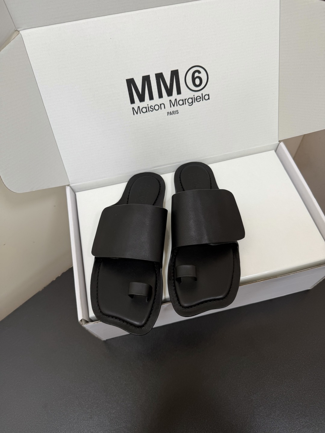 NO:887841,Maison Margiela mm6 26ss new summer style flip-top flip-toe sandals are split-toe flip-flops with a relaxed and pioneering atmosphere. The neat square toe outline is matched with the iconic split-toe flip-flops design. The single wide strap on the shoe body is the iconic design. The loose footbed does not press on the feet. The flat-soled shoe shape takes into account both walking stability and daily adaptability. The open-top sandal design is easy to put on and take off without restraint.  Suitable for all kinds of spring and summer colors regardless of skin color, taking into account both casual and relaxed appearance and practical wear in spring and summer. If you want a pair of sandals that have a pioneering atmosphere and are versatile and durable, this split-toe flip-flops series is a must-have item for spring and summer. Upper cowhide leather lining cowhide outsole original molded outsole size 35-41 (customized sizes 40 and 41 are not returnable), split-toe shoes, masion  margiela,flats,slippers,cowhide19860909Maison Margiela mm6 26ss夏季新款套趾魔术贴一字凉拖 自带松弛先锋氛围感的分趾套趾一字凉拖,利落的方头轮廓搭配标志性分趾套趾设计,鞋身单条宽面一字带作为标志性设计,宽松鞋床不压脚面,平底鞋型兼顾行走平稳度与日常适配度,敞口凉拖设计穿脱便捷无束缚. 适配各类春夏色系穿搭不挑肤色,兼顾随性松弛颜值与春夏实穿性,想要一双兼顾先锋氛围感、百搭耐穿的凉拖鞋款,这款分趾套趾一字凉拖系列是春夏刚需百搭单品. 鞋面牛皮 内里牛皮 大底原版开模大底 size35-41码（40、41码定制不退换）,分趾鞋,masion margiela,flats,slippers,cowhide,Women's Shoes