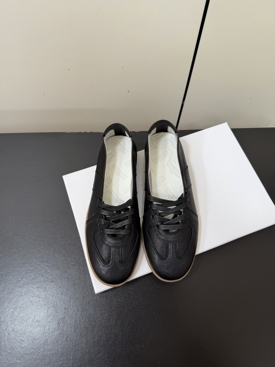 NO:887888,Maison Margiela 26ss new summer ballet training shoes MM6 This ballet-style training shoe is based on the brand's iconic soft elements. It cleverly combines the retro training shoe shape with the light lines of ballet shoes, and has a relaxed and high-end atmosphere. It is suitable for a variety of styles, whether it is worn with casual jeans, commuter suit pants, or gentle skirts, it can be easily controlled, injecting a touch of sophistication into the look. The upper is made of sheepskin and reverse velvet.  Lined sheepskin outsole original molded outsole size 35-41 (customized sizes 40 and 41 are not returnable), single shoes, masion margiela, masion margiela, skirts, business suit, sheepskin19860909Maison Margiela马吉拉26ss夏季新款芭蕾德训鞋 MM6这款芭蕾风德训鞋,以品牌标志性的柔美元素为基底,将复古德训鞋型与芭蕾鞋的轻盈线条巧妙融合,自带松弛又高级的氛围感. 搭配上它适配多种风格,无论是日常搭配休闲牛仔、通勤西装裤,还是搭配温柔裙装,都能轻松驾驭,为造型注入一抹恰到好处的精致感. 鞋面羊皮拼反绒 内里羊皮 大底原版开模大底 size35-41码（40、41码定制不退换）,单鞋,masion margiela,masion margiela,skirts,business suit,sheepskin,Women's Shoes