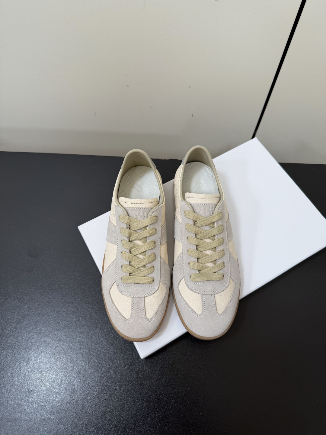 NO:887880,Men's Maison Margiela MM6 26ss new summer moral training shoes reproduce the classic silhouette of the German training shoes in the 1970s, using minimalist lines to interpret an undefined sense of luxury. There is no unnecessary exaggerated design, but with neat splicing tailoring and soft retro tones, it has become the most versatile presence in the wardrobe.  Whether paired with straight jeans for a relaxed everyday look, or with suit trousers for a casual and sophisticated look, it can be easily adapted. The worn texture of the shoe body gives each pair of shoes a unique retro charm, and the unintentional sense of laziness instantly fills the air. The upper is sheepskin/sheep suede, the lining is sheepskin, and the outsole is an original open-molded outsole. Size women's size 35-40 (customized size 40 is non-returnable)  Men's size 39-46 (customized size 45 is non-refundable), casual shoes/sports shoes, masion margiela, sneakers, jeans, business suit, sheepskin19860909男款Maison Margiela MM6 26ss夏季新款德训鞋 复刻70年代德军训练鞋的经典轮廓,用极简线条演绎不被定义的高级感.没有多余的浮夸设计,却凭借利落的拼接剪裁与柔和的复古色调,成为衣柜里最百搭的存在. 无论是搭配直筒牛仔裤打造松弛日常,还是配西装裤解锁通勤轻熟风,都能轻松适配.鞋身自带的做旧质感,让每一双鞋都拥有独一无二的复古韵味,不刻意的慵懒感瞬间拉满. 鞋面羊皮/羊反绒 内里羊皮 大底原版开模大底 size女码35-40（40码定制不退换）  男码39-46（45码定制不退换）,休闲鞋/运动鞋,masion margiela,sneakers,jeans,business suit,sheepskin,Women's Shoes