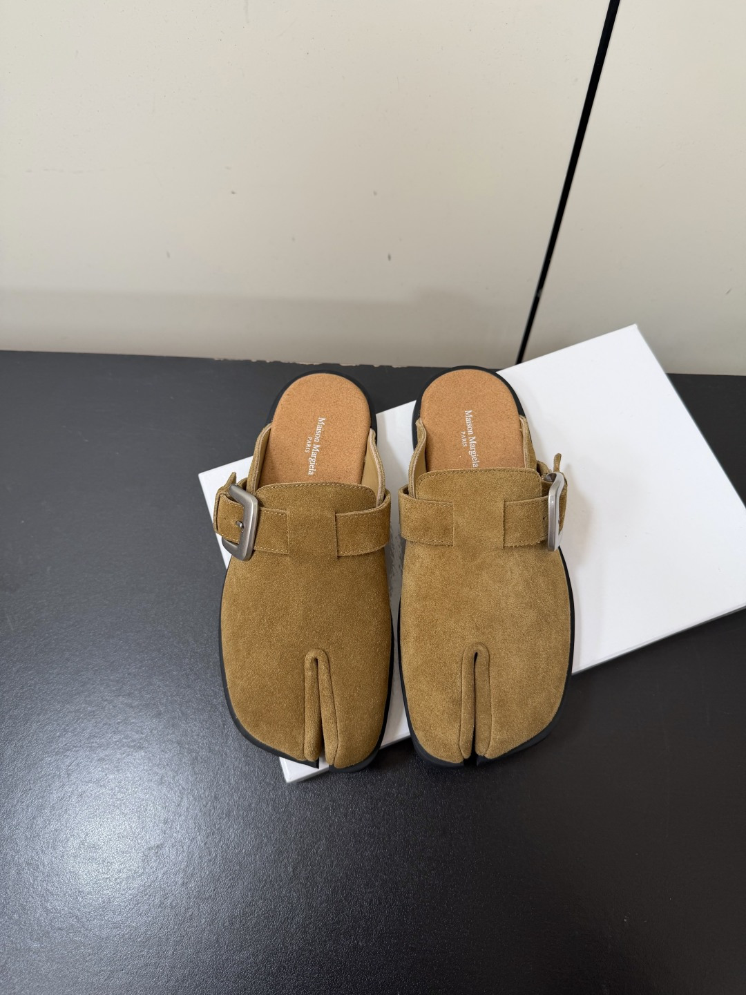 NO:887870,Men's Maison Margiela MM6 26ss new split toe Muller Birkenstock half drag couple model  Split-toe Mule half-flops with a lazy and high-end feel are an atmospheric artifact for daily wear. The shoe shape is neat and relaxed, the lines are simple and elegant, and the slip-on design is casual and convenient, making daily outings completely effortless. The matching is very adaptable, whether it is paired with straight pants, casual pants or various lazy skirts, you can easily wear a casual and textured look, and can hold it for commuting, going out on the street, or short trips.  The feet feel soft and light, and the feet will not be tired when walking for a long time. The comfort is directly felt. The metal buckle details of the shoe body are very good, simple and recognizable, and the low-key design is revealed. The upper is cow suede/cowhide, the inner cowhide leather outsole, the original molded outsole, the size is 35-46 (40 for women, 45.46 for men, customized and non-returnable), split-toe shoes, masion margiela, skirts, cowhide19860909男款Maison Margiela MM6 26ss新款分趾穆勒勃肯半拖情侣款 自带慵懒高级感的分趾穆勒半拖,是日常穿搭的氛围感神器.鞋型利落又松弛,线条简约大气,一脚蹬的设计随性又方便,日常出门完全不费劲.搭配上适配度超高,不管是搭配直筒裤、休闲裤还是各种慵懒风裙装,都能轻松穿出随性又有质感的造型,通勤、出街、短途出游都能hold住. 脚感软乎乎的,走路自带轻盈感,久穿也不会累脚,舒适感直接拉满.鞋身的金属扣细节很加分,简约又有辨识度,低调中透着设计感. 鞋面牛反绒/牛皮面 内里牛皮 大底原版开模大底 码数35-46（女40.男45.46定制不退换）,分趾鞋,masion margiela,skirts,cowhide,Women's Shoes