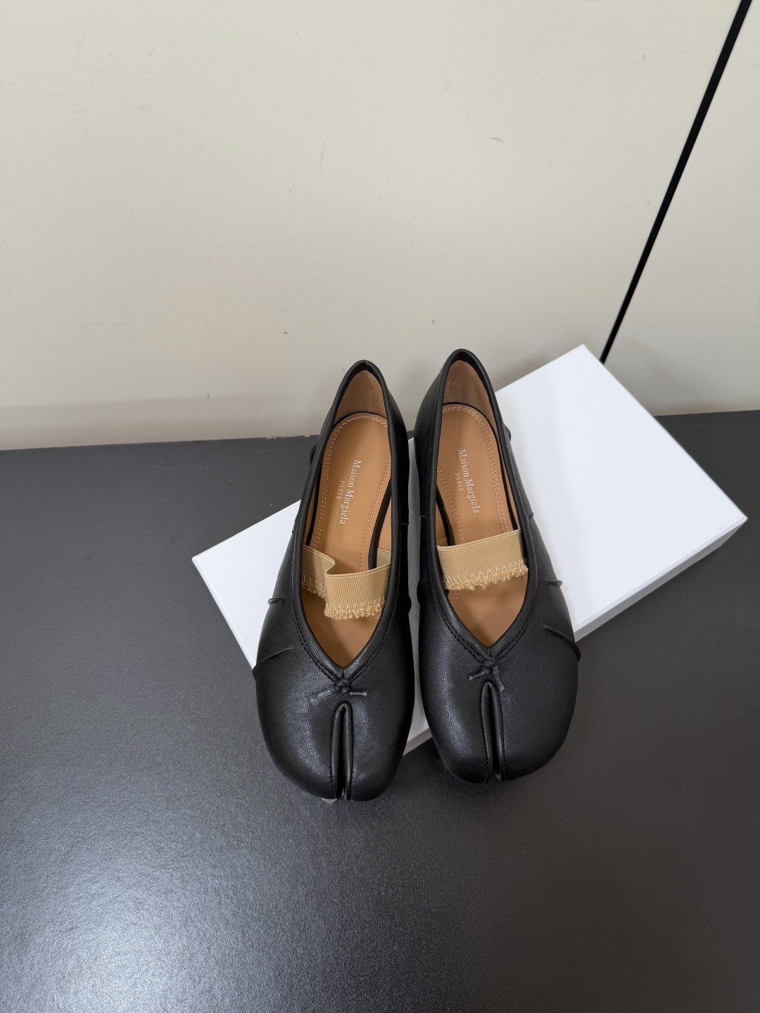 NO:887820,Maison margiela MM6 split-toe tabi pleated series ballet shoes flat Mary Jane, original customized imported grape seed nappa lambskin/explosion pattern sheepskin, the new style also has a pleated design on the side of the lambskin material, which is more suitable for the wrapping feeling of the foot. It is more sophisticated, original imported Italian leather outsole size 35-42 (40.41.42 custom-made and non-returnable), split-toe shoes, masion margiela, mary  jane,sheepskin,leather soles19860909Maison margiela MM6分趾tabi褶皱系列芭蕾舞鞋平底玛丽珍 原版定制进口葡萄籽纳帕小羊皮/爆裂纹羊皮 新款侧边还做了个压褶设计小羊皮的材质,更贴合脚的包裹感 很显精巧一些,原版进口意大利真皮大底 size35-42(40.41.42定做不退换）,分趾鞋,masion margiela,mary jane,sheepskin,Leather soles,Women's Shoes