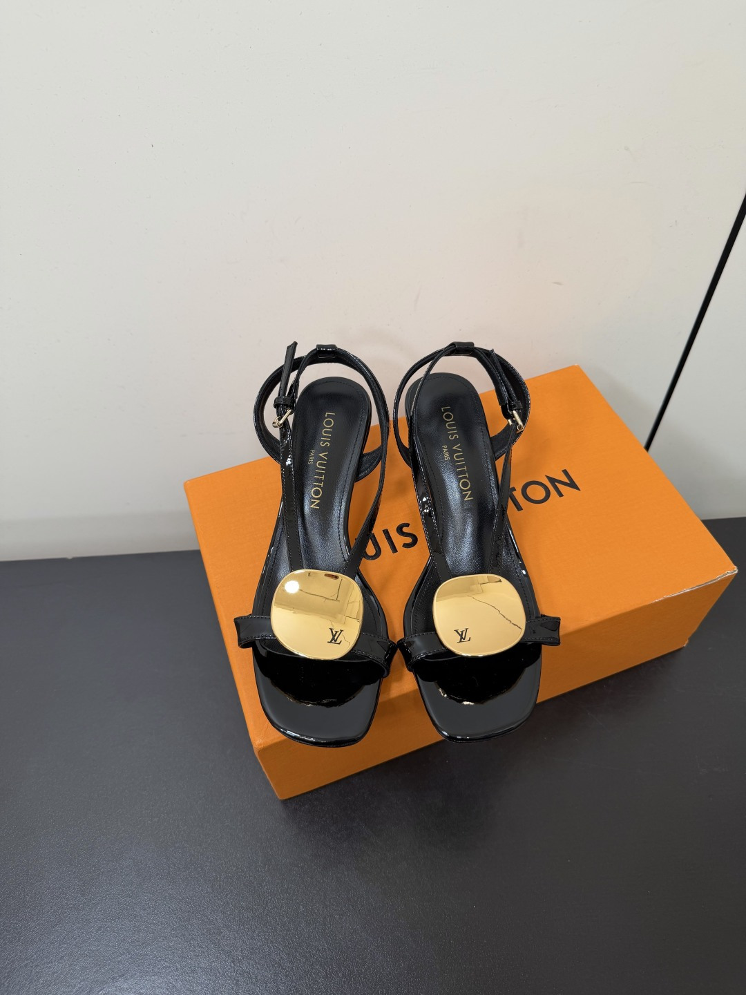 NO:887784,Louis Vuitton LV donkey brand new summer metal buckle small high-heeled sandals. Simple and exquisite, full of high-end feeling, showing elegance ~ super good-looking on the feet, perfect for summer shoes. Imported cowhide upper, sheepskin lining, heel height 5.5cm, outsole, genuine leather outsole imported from Italy, size 35-39 (34.40.41.42 custom-made, non-returnable), split-toe sandals, louis vuitton, louis  vuitton,louis vuitton,sandals,cowhide,sheepskin,leather soles19860909Louis Vuitton LV驴牌夏季新款金属扣小高跟凉鞋 简约精致,高级感满满,尽显优雅气质～上脚超好看,拉满了夏日美鞋的绝绝子 鞋面进口牛皮 内里羊皮内里 跟高5.5cm 大底意大利进口真皮大底 码数35-39（34.40.41.42订做不退换）,分趾鞋凉鞋,louis vuitton,louis vuitton,louis vuitton,sandals,cowhide,sheepskin,Leather soles,Women's Shoes