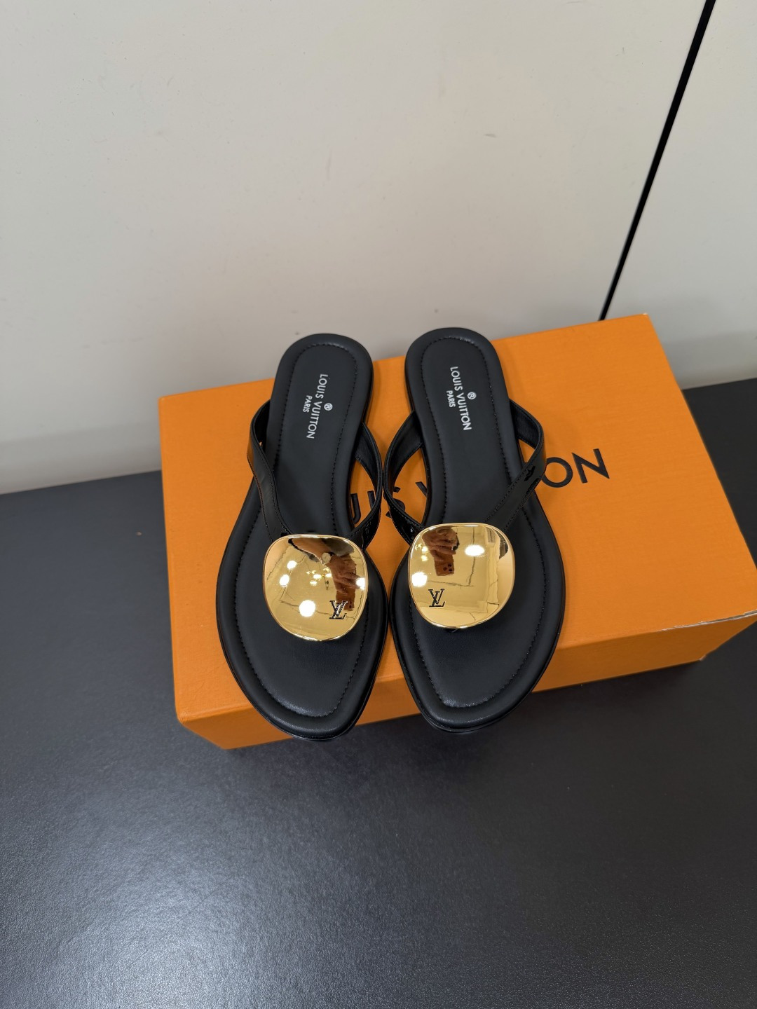 NO:887795,Louis Vuitton LV donkey brand summer new metal buckle flat flip-flops are simple and exquisite, full of high-end, showing elegance ~ super good-looking on the feet, perfect for summer shoes. Imported cowhide upper, sheepskin lining, outsole, genuine leather outsole imported from Italy, size 35-39 (34.40.41.42 custom-made, non-returnable), split-toe sandals, louis vuitton, louis vuitton, louis  vuitton,sandals,cowhide,sheepskin,leather soles19860909Louis Vuitton LV驴牌夏季新款金属扣平底人字拖 简约精致,高级感满满,尽显优雅气质～上脚超好看,拉满了夏日美鞋的绝绝子 鞋面进口牛皮 内里羊皮内里 大底意大利进口真皮大底 码数35-39（34.40.41.42订做不退换）,分趾鞋凉鞋,louis vuitton,louis vuitton,louis vuitton,sandals,cowhide,sheepskin,Leather soles,Women's Shoes