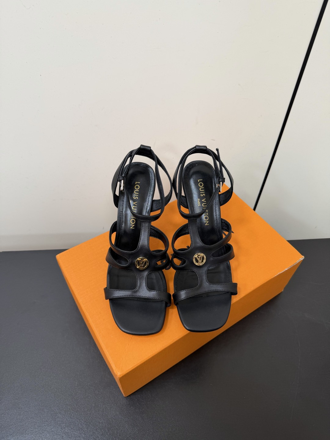 NO:887766,Louis Vuitton ss26 new arrival LV donkey brand summer series new high-heeled sandals, simple and exquisite, full of high-end, showing elegance ~ super good-looking on the feet, full of summer shoes, imported cowhide upper, sheepskin lining, outsole, genuine leather outsole imported from Italy, heel height 9.5cm, size 35-39 (34.40.41.42, custom-made, non-refundable), high-heeled sandals, louis  vuitton,louis vuitton,louis vuitton,sandals,high heels,cowhide,sheepskin,Leather soles19860909Louis Vuitton ss26 new arrival LV驴牌夏季系列新款高跟鞋凉鞋 简约精致,高级感满满,尽显优雅气质～上脚超好看,拉满了夏日美鞋的绝绝子 鞋面进口牛皮 内里羊皮内里 大底意大利进口真皮大底 跟高9.5cm 码数35-39（34.40.41.42订做不退换）,高跟鞋凉鞋,louis vuitton,louis vuitton,louis vuitton,sandals,high heels,cowhide,sheepskin,Leather soles,Women's Shoes