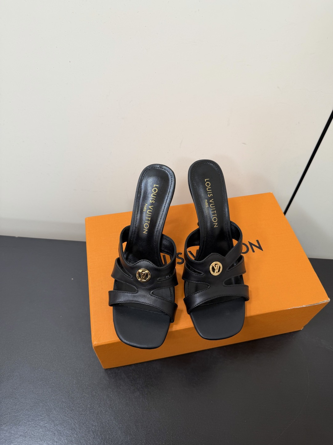 NO:887745,Louis Vuitton ss26 new arrival LV donkey brand summer series new high-heeled slippers. Simple and exquisite, full of high-end, showing elegance ~ super good-looking on the feet, perfect for summer shoes. Imported cowhide upper, sheepskin lining, outsole, genuine leather outsole imported from Italy, heel height 9.5cm, size 35-39 (34.40.41.42 custom-made, non-returnable), high-heeled shoes, louis  vuitton,louis vuitton,louis vuitton,high heels,slippers,cowhide,sheepskin,Leather soles19860909Louis Vuitton ss26 new arrival LV驴牌夏季系列新款高跟拖鞋 简约精致,高级感满满,尽显优雅气质～上脚超好看,拉满了夏日美鞋的绝绝子 鞋面进口牛皮 内里羊皮内里 大底意大利进口真皮大底 跟高9.5cm 码数35-39（34.40.41.42订做不退换）,高跟鞋拖鞋,louis vuitton,louis vuitton,louis vuitton,high heels,slippers,cowhide,sheepskin,Leather soles,Women's Shoes