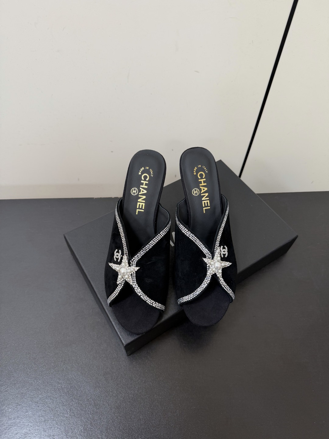 NO:887756,Chanel Xiaoxiang 26A classic double C diamond buckle hot-drilled five-pointed star fish mouth honey high-heeled slippers. Simple and fashionable, the overall style is a mule shoe. This shoe type has no laces or complex fixed structure, easy to put on and take off, and shows a simple and smooth line sense, in line with modern fashion aesthetics. The arched high-heeled design increases the beauty of the wearer's height and leg lines, and also gives the overall shape an elegant and sexy temperament. The upper is sheepskin leather and the lining is sheepskin.  Sole Italian genuine leather outsole, heel height 8.5cm, size 35-39 (40.41 custom made, non-refundable), high heels and slippers, chanel, high heels, slippers, sheepskin, sheep, Leather soles19860909Chanel 小香26A 经典双C钻扣烫钻五角星鱼嘴蜜儿高跟拖鞋 简约时尚,整体采用穆勒鞋款式,这种鞋型没有鞋带或复杂的固定结构,穿脱方便,同时展现出简洁流畅的线条感,符合现代时尚审美. 弓形的高跟设计增加了穿着者的身高和腿部线条的美感,同时也赋予了整体造型优雅、性感的气质. 鞋面羊猄皮 内里垫脚羊皮 鞋底意大利真皮大底 跟高8.5cm 码数35-39（40.41定做不退换）,高跟鞋拖鞋,chanel,high heels,slippers,sheepskin,sheep,Leather soles,Women's Shoes