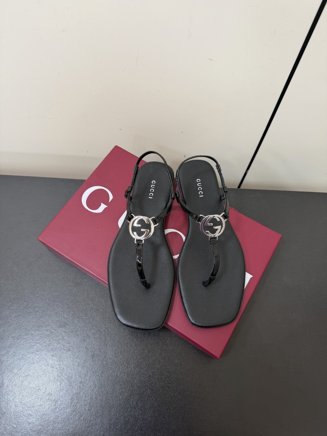 NO:887725,56Ss spring and summer new style Gucci classic double G hollow buckle flip-flops flat sandals GG buckle flip-flops casual beach sandals This open-toe sandals are made of leather, cleverly using design elements such as square round toes and flat bottoms to create a fashionable retro style. The archived double G metal buckle details are reminiscent of the brand's fashionable atmosphere!  Customized metal mirror leather/cowhide upper, sheepskin lining, molded rubber outsole, size 35-39 (40.41.42 custom-made, non-refundable), with the latest Ancora burgundy high-end packaging, split-toe shoes, gucci, gucci, slippers, cowhide, sheepskin1986090956Ss春夏新款 Gucci 古驰 经典双G镂空扣夹脚平底凉拖鞋 GG扣夹趾休闲沙滩凉拖鞋 这款露趾凉拖鞋采用皮革制作,巧妙运用方形圆头和平底等设计元素演绎时尚复古风范.典藏的双G 金属扣细节令人联想起品牌的时尚气息浓郁！ 鞋面定制金属镜面皮/牛皮 内里垫脚羊皮 鞋底开模橡胶大底 码数35-39（40.41.42定做不退换） 配最新安可拉酒红高档包装,分趾鞋,gucci,gucci,slippers,cowhide,sheepskin,Women's Shoes