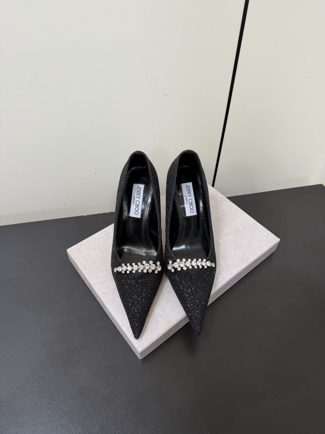 NO:887793,Jimmy Choo 26ss new summer style sparkling diamond pointed-toe stiletto high-heeled shoes. Sparkling diamond pointed-toe stiletto high-heeled shoes with a starry atmosphere. The neat pointed toe cut is matched with an upper full of fine glitter. The toe is decorated with exquisite rhinestone chains. It has an elegant and dazzling temperament. It is suitable for a variety of occasions and styles. It can be easily worn with a dress or dress for a dinner party. It can also be paired with suit trousers or a straight skirt to create a smart and sophisticated commuting look, easily managing different scenes. The upper is Grete  Sheepskin lining, Italian genuine leather outsole, size 35-42 (customized sizes 40, 41, 42 are non-refundable), heel height 9cm, high heels, jimmy choo, high heels, skirts, business suit, sheepskin, Leather soles19860909Jimmy Choo 26ss夏季新款闪钻尖头细跟高跟鞋 自带星光氛围感的闪钻尖头细跟高跟鞋,利落的尖头剪裁搭配满布细闪的鞋面,鞋头点缀精致的水钻饰链,自带优雅又耀眼的气质感,适配多种场合与穿搭风格. 搭配礼服或连衣裙能轻松hold住晚宴聚会,搭配西装裤或直筒裙也能打造干练精致的通勤造型,轻松驾驭不同场景. 鞋面格力特 内里羊皮 大底意大利真皮大底 size35-42码（40、41、42码定制不退换） 跟高9cm,高跟鞋单鞋,jimmy choo,high heels,skirts,business suit,sheepskin,Leather soles,Women's Shoes
