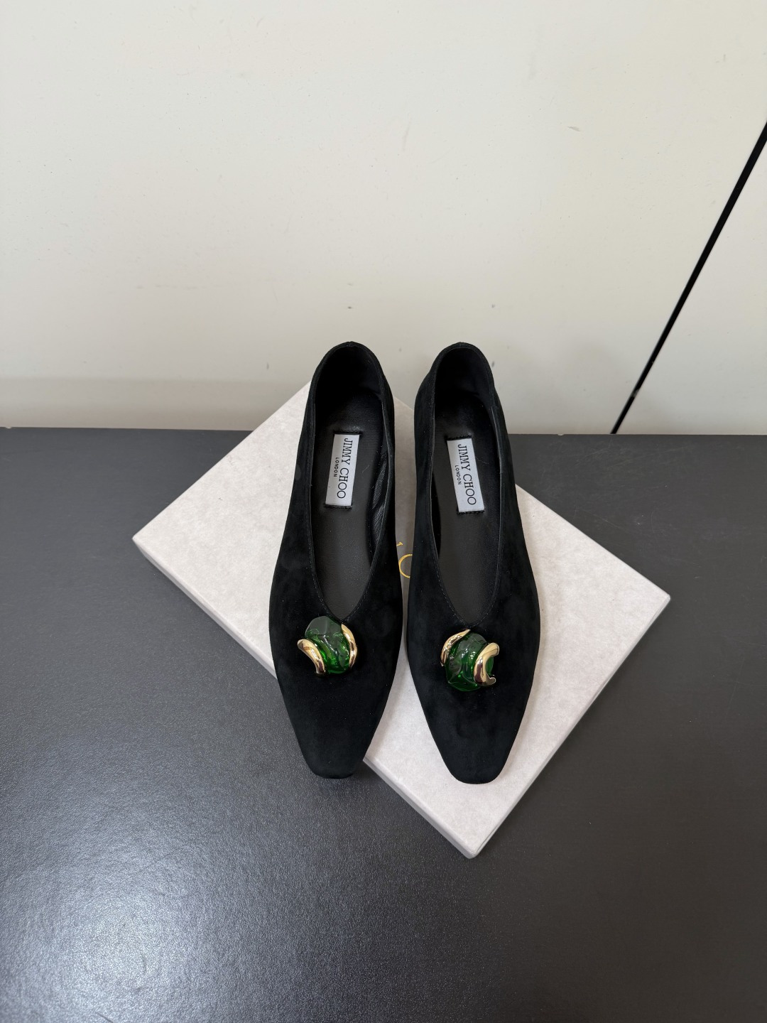 NO:887802,Jimmy Choo 26ss new summer style jewel-button pointed-toe flat shoes are jewel-button pointed-toe flat shoes with a noble atmosphere. The soft pointed-toe shape is matched with the exquisite jewel buckle on the toe. It has an elegant and retro sense of nobility. It does not matter whether it is style or matching. It can be easily adapted to daily wear with suit pants or straight jeans. It can be worn with a dress or skirt to create a gentle lady style, and it can also be used in commuting clothes to create a refined and neat sense of wear. The upper is made of sheep suede.  Sheepskin lining, Italian genuine leather outsole, sizes 35-42 (customized sizes 40, 41, 42 are non-refundable), high-heeled shoes, jimmy choo, high heels, skirts, jeans, business suit, sheepskin, Leather soles19860909Jimmy Choo 26ss夏季新款宝石扣尖头平底单鞋 自带贵气氛围感的宝石扣尖头平底单鞋,柔润的尖头鞋型搭配鞋头精致的宝石扣饰,自带优雅复古的贵气感,不挑风格也不挑搭配. 日常穿西装裤或直筒牛仔裤都能轻松适配,搭配连衣裙或半裙更能穿出温柔名媛风,也能驾驭通勤装打造精致利落的穿搭感. 鞋面羊反绒 内里羊皮 大底意大利真皮大底 size35-42码（40、41、42码定制不退换）,高跟鞋单鞋,jimmy choo,high heels,skirts,jeans,business suit,sheepskin,Leather soles,Women's Shoes