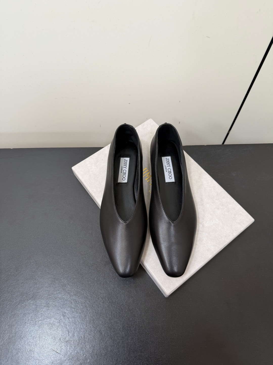 NO:887713,Jimmy Choo 26ss summer new pointed-toe simple flat shoes. Pointed-toe flat shoes with a cool and high-end feel. The neat pointed toe cut is matched with soft shallow lines. It has a refined and elegant atmosphere. It does not choose a style or a match. It can be easily adapted to daily wear suit pants or straight jeans. It can be worn with a skirt for a gentle commuting style, or it can be used in casual wear to create a casual and relaxed feeling. Sheepskin upper, sheepskin lining, outsole Italian leather outsole  size 35-42 (customized sizes 40, 41 and 42 are non-refundable), high-heeled shoes, jimmy choo, high heels, skirts, jeans, business suit, sheepskin, Leather soles19860909Jimmy Choo 26ss夏季新款尖头简约平底单鞋 带清冷高级感的尖头平底单鞋,利落的尖头剪裁搭配柔和的浅口线条,自带精致优雅的氛围感,不挑风格也不挑搭配. 日常穿西装裤或直筒牛仔裤都能轻松适配,搭配半裙更能穿出温柔通勤风,也能驾驭休闲装打造随性松弛的穿搭感. 鞋面羊皮 内里羊皮 大底意大利真皮大底 size35-42码（40、41、42码定制不退换）,高跟鞋单鞋,jimmy choo,high heels,skirts,jeans,business suit,sheepskin,Leather soles,Women's Shoes