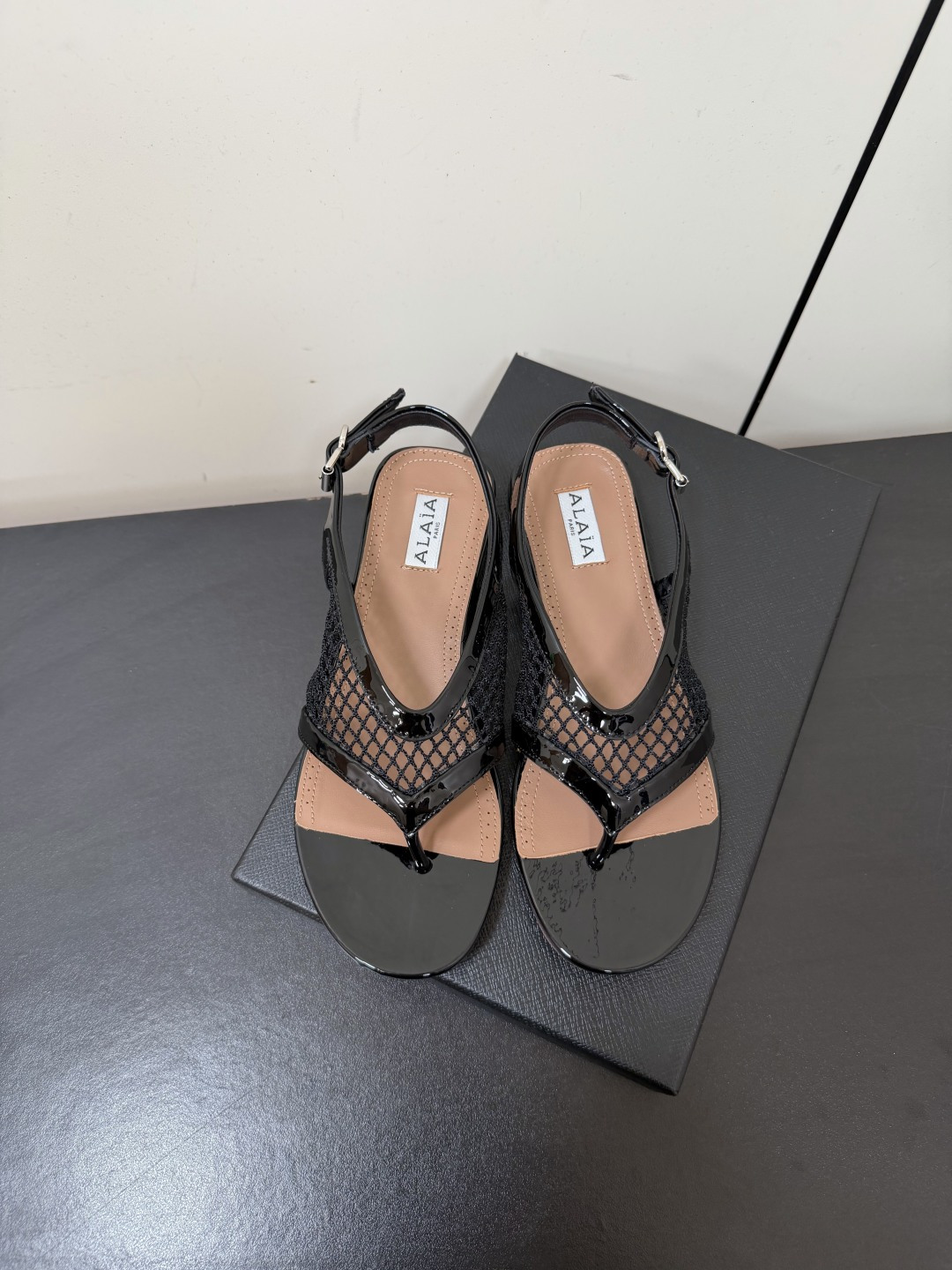 NO:887773,ALAIA French thong fishnet flat sandals Mesh thong sandals | Casual Vacation Prologue Mesh thong sandals, with the brand's iconic mesh design as the core highlight, cleverly blending neat lines and breathable texture, interpreting a French style that is both cool and feminine. The hollow mesh weave has a lazy and relaxed style, giving off a casual and comfortable atmosphere with every step. The thong style has a retro French style  The buckle design allows for both fit and ease of putting on and taking off. The simple shoe shape hides a low-key and high-end texture. It goes well with wide-leg pants and skirts. It unlocks the refreshing and effortless style of summer. It is suitable for style enthusiasts who prefer neat personality and pursuit of taste. It is refreshing and eye-catching but has a high-end heritage!  Original custom-made fishnet for the upper, sheepskin lining for the feet, original open-molded rubber outsole for the sole, size 35-39 (customized for 40, non-returnable), split-toe shoes, alaia, sandals, skirts, sheepskin19860909ALAIA阿莱亚法式夹趾渔网平底凉鞋 网纱夹趾凉鞋｜随性度假序章网面夹趾凉鞋,以品牌标志性的网面设计为核心亮点,将利落线条与透气质感巧妙融合,演绎出兼具酷感与柔美的法式风格. 镂空网面编织慵懒松弛格调 每一步都漾开随性自在气场 夹趾版型自带复古法式风骨 搭扣设计兼顾贴合与穿脱便捷 简约鞋型暗藏低调高级质感 配阔腿裤半身裙都适配出彩 解锁夏日清爽不费力穿搭氛围 适合偏爱利落个性又追求品味的穿搭爱好者 清爽吸睛却自带高级底蕴！ 鞋面原版定制渔网 内里垫脚羊皮 鞋底原版开模橡胶大底 码数35-39（40定做不退换）,分趾鞋,alaia,sandals,skirts,sheepskin,Women's Shoes