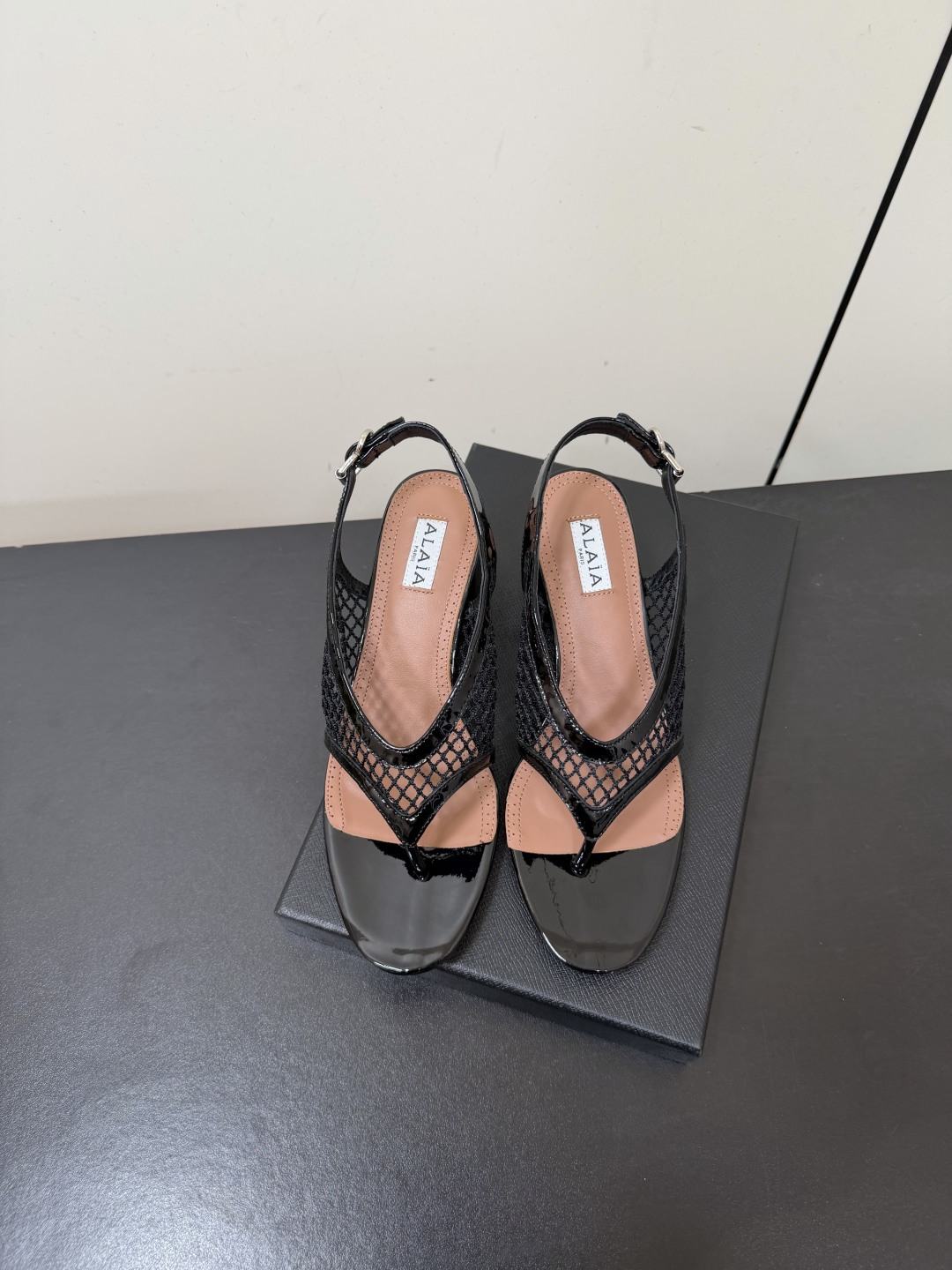 NO:887783,ALAIA French thong fishnet high-heeled sandals Mesh thong sandals | Casual Vacation Prologue Mesh thong sandals, with the brand's iconic mesh design as the core highlight, cleverly blending clean lines and breathable texture, interpreting a French style that is both cool and feminine. The hollow mesh weave has a lazy and relaxed style, giving off a casual and comfortable atmosphere with every step. The thong style has a retro French style  The buckle design allows for both fit and ease of putting on and taking off. The simple shoe shape hides a low-key and high-end texture. It goes well with wide-leg pants and skirts. It unlocks the refreshing and effortless style of summer. It is suitable for style enthusiasts who prefer neat personality and pursuit of taste. It is refreshing and eye-catching but has a high-end heritage!  Original custom-made fishnet for the upper, sheepskin lining for the feet, genuine leather injection outsole for the sole, heel height 5.5cm, size 35-39 (40 custom made, non-refundable), split-toe shoes, alaia, sandals, skirts, sheepskin19860909ALAIA阿莱亚法式夹趾渔网高跟凉鞋 网纱夹趾凉鞋｜随性度假序章网面夹趾凉鞋,以品牌标志性的网面设计为核心亮点,将利落线条与透气质感巧妙融合,演绎出兼具酷感与柔美的法式风格. 镂空网面编织慵懒松弛格调 每一步都漾开随性自在气场 夹趾版型自带复古法式风骨 搭扣设计兼顾贴合与穿脱便捷 简约鞋型暗藏低调高级质感 配阔腿裤半身裙都适配出彩 解锁夏日清爽不费力穿搭氛围 适合偏爱利落个性又追求品味的穿搭爱好者 清爽吸睛却自带高级底蕴！ 鞋面原版定制渔网 内里垫脚羊皮 鞋底真皮注塑大底 跟高5.5cm 码数35-39（40定做不退换）,分趾鞋,alaia,sandals,skirts,sheepskin,Women's Shoes