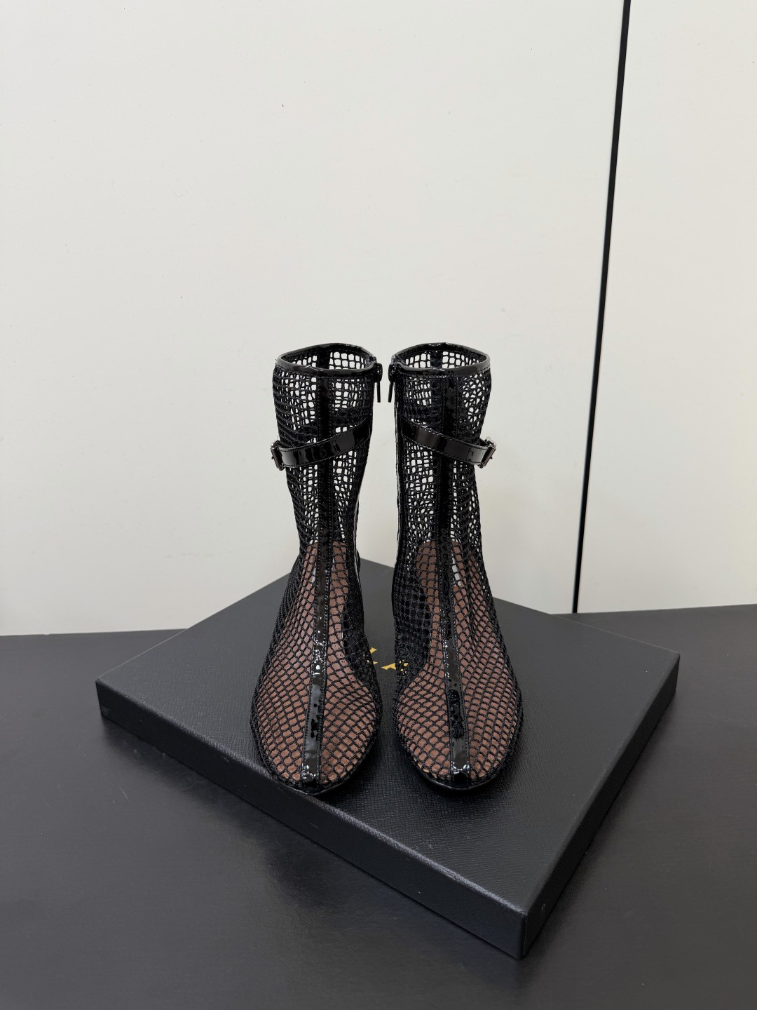 NO:887764,ALAIA French Fishnet High Heel Side Zipper Sandals Mesh Sandals | Casual Vacation Prologue Mesh, with the brand's iconic mesh design as the core highlight, cleverly blending clean lines and breathable texture to deduce a French style that is both cool and feminine. The hollow mesh weave has a lazy and relaxed style, giving off a casual and comfortable atmosphere with every step. The thong-toe version has a retro French style  The buckle design allows for both fit and ease of putting on and taking off. The simple shoe shape hides a low-key and high-end texture. It goes well with wide-leg pants and skirts. It unlocks the refreshing and effortless style of summer. It is suitable for style enthusiasts who prefer neat personality and pursuit of taste. It is refreshing and eye-catching but has a high-end heritage!  Original custom-made fishnet for the upper, sheepskin lining for the feet, genuine leather injection outsole for the sole, heel height 5.5cm, size 35-39 (40 custom made, non-returnable), boots, alaia, sandals, boots, skirts, sheepskin19860909ALAIA阿莱亚法式渔网高跟侧拉链凉靴凉鞋 网眼凉靴｜随性度假序章网面,以品牌标志性的网面设计为核心亮点,将利落线条与透气质感巧妙融合,演绎出兼具酷感与柔美的法式风格. 镂空网面编织慵懒松弛格调 每一步都漾开随性自在气场 夹趾版型自带复古法式风骨 搭扣设计兼顾贴合与穿脱便捷 简约鞋型暗藏低调高级质感 配阔腿裤半身裙都适配出彩 解锁夏日清爽不费力穿搭氛围 适合偏爱利落个性又追求品味的穿搭爱好者 清爽吸睛却自带高级底蕴！ 鞋面原版定制渔网 内里垫脚羊皮 鞋底真皮注塑大底 跟高5.5cm 码数35-39（40定做不退换）,靴子,alaia,sandals,boots,skirts,sheepskin,Women's Shoes