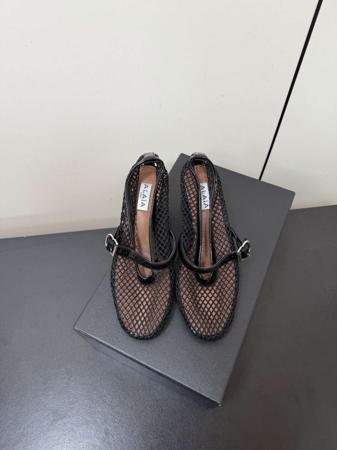 NO:887754,ALAIA French ballet shoes, beautiful hollow fishnet shoes, one-line buckle thick heel Mary Jane shoes, mesh high-heeled shoes. These Babies mesh shoes are both light and high, allowing you to walk elegantly. The classic combination of breathable mesh and patent cow leather, with adjustable buckles and built-in leather soles, fits the shape of your feet and is a smart choice for commuting and dating. With a vague sense of hazy~ The most beautiful fishnet shoes are at Alaia  The upper foot is super soft and easy to wear ~ the shoe shape is good for wrapping ~ fashionable and elegant ~ invincible and versatile ~ you can choose skirts and trousers ~ loose, elegant, and tight. Feminine ballet elements can be more than one style. The combination of hardness and softness, elegance and power is the best way to open ballet shoes. Original custom mesh upper, sheepskin lining, Italian genuine leather outsole (original injection molding of the forefoot) Heel height 5.5cm  Size 35-39 (40.41 customized, non-refundable), high heels, alaia, mary jane, high heels, skirts, cowhide, sheepskin, Leather soles19860909ALAIA阿莱亚 法式芭蕾舞鞋 绝美镂空渔网鞋 一字扣带粗跟玛丽珍鞋网面高跟单鞋 该款 Babies网眼鞋履,兼具轻盈与高度让人优雅漫步.透气网眼与漆皮牛皮革的经典组合,搭配可调节搭扣,内置皮革鞋底,贴合脚型,是通勤约会的灵动之选. 若隐若现的朦胧感～最美渔网鞋就在 Alaia 上脚巨软巨好穿～鞋型包裹性好～时尚优雅～无敌百搭～裙装裤装任你挑～松弛感、优雅感、拿捏的死死的 女性气质十足的芭蕾元素可不只一种风格,刚柔并济,既优雅又有力量,才是芭蕾舞鞋最好的打开方式. 鞋面原版定制网面 内里垫脚羊皮 鞋底意大利真皮大底（原版一致前掌注塑） 跟高5.5cm 码数35-39（40.41定做不退换）,高跟鞋单鞋,alaia,mary jane,high heels,skirts,cowhide,sheepskin,Leather soles,Women's Shoes