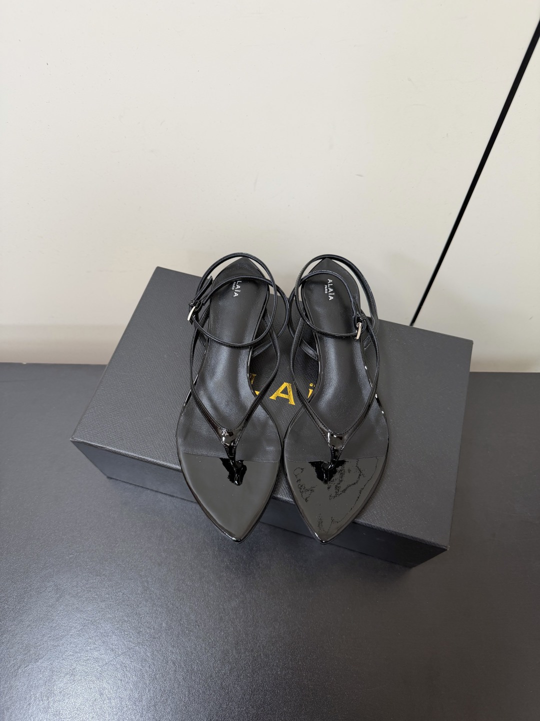 NO:887743,ALAIA Transparent Crystal Heel Flip-Flop Sandals Pointed Toe Wedge Buckle Sandals A poem of flowing colors in summer. Every touch of color brings a sense of transparency. The transparent bottom supports the pointed toe outline, which is neat and gentle. It looks like flowing color fragments under the transparent bottom. It brings a holiday atmosphere when you step on it. Pair it with a linen skirt or denim hot pants. It is an effortless summer relaxation. Suitable for those who prefer 'color and texture coexist'.  Low-key but self-recognizable, this wedge flip-flop sandal is equipped with a 30 mm plexiglass heel, a tapered toe, decorated with ankle cross straps, iconic Alaia rivets, made of patent cow leather, and a leather sole. The upper is made of custom-made cow patent leather with metallic leather. The sole is Italian leather outsole (the original is molded with the same forefoot). The heel height is 3cm.  Size 35-42 (40.41.42 customized, non-refundable), split-toe shoes, alaia, sandals, slippers, skirts, cowhide, Leather soles19860909ALAIA阿莱亚 透明水晶跟人字凉拖鞋尖头夹脚绕带搭扣坡跟凉鞋 夏日里的流动色彩诗 每一抹色彩都带着通透呼吸感 透明底托着尖头轮廓利落又温柔 在透明底衬映下像流动的色彩碎片 踩上去便自带度假氛围感 配亚麻长裙或牛仔热裤 是不费力的夏日松弛感 适合偏爱“色彩与质感并存”的穿搭玩家 低调却自带辨识度 该款 坡跟人字拖凉鞋,搭配30毫米有机玻璃鞋跟,采用锥形鞋头,饰以踝部交叉系带,标志性Alaia铆钉,由漆皮牛皮革制成,采用皮革鞋底. 鞋面定制牛漆皮贴膜金属皮 鞋底意大利真皮大底（原版一致前掌注塑） 跟高3cm 码数35-42（40.41.42定做不退换）,分趾鞋,alaia,sandals,slippers,skirts,cowhide,Leather soles,Women's Shoes