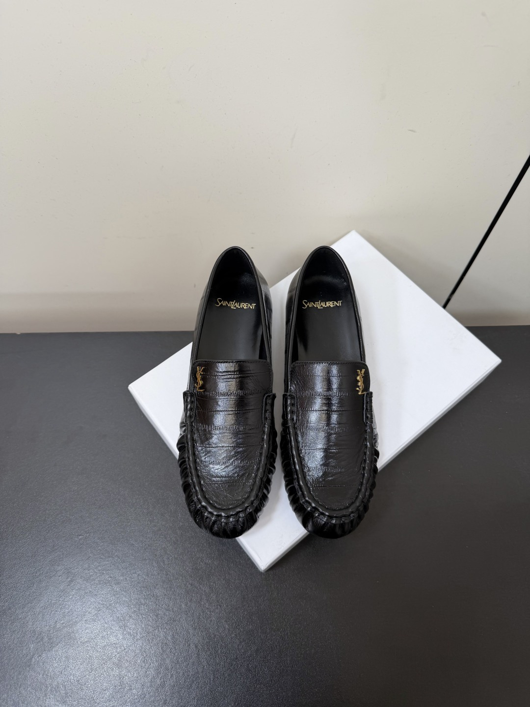 NO:902098,Saint Laurent 2026 YSL small logo pleated loafers. The iconic small logo is the soul of this pair of shoes. It is presented on the shoe body in a low-key and delicate manner. Different from the big and flamboyant logo, it is quiet but eye-catching. It outlines YSL's unique fashion DNA with simple lines and inadvertently reveals the brand's profound heritage. The classic almond-shaped design of the toe cleverly modifies the foot shape and visually lengthens the foot line, highlighting elegance and delicacy.  Every date and trip that the couple goes on together becomes a low-key and profound style souvenir due to the tacit understanding of this pair of shoes. The fabric is made of eel grain cowhide/sheep leather, the inner foot pads are all sheepskin, and the genuine leather outsole imported from Italy size 35–43 (40, 41, 42, 43 customized), loafers, saint laurent, saint laurent, saint  laurent,loafers,cowhide,sheepskin,sheep,leather soles19860909Saint Laurent圣罗兰2026 YSL小logo 褶皱款乐福鞋 标志性的小logo是这双鞋的灵魂所在 以低调而精致的姿态呈现于鞋身之上.不同于张扬的大标识 它安静却醒目 用简洁线条勾勒出YSL独有的时尚DNA 在不经意间透露出品牌的深厚底蕴 鞋头的经典杏仁形设计 巧妙修饰脚型 在视觉上拉长足部线条 彰显优雅与秀气 情侣共赴的每一场约会 每一次出行 都因这双鞋的默契加持 成为低调又深刻的风格纪念. 面料采用鳗鱼纹牛皮/羊京 内里垫脚均为羊皮 意大利进口真皮大底 size35–43（40、41、42 43定制）,乐福鞋,saint laurent,saint laurent,saint laurent,loafers,cowhide,sheepskin,sheep,Leather soles,Women's Shoes