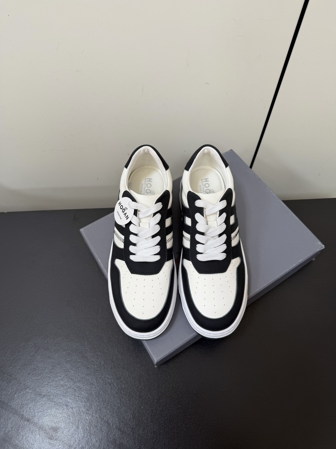 NO:902082,Men's HOGAN series couple sports shoes are brand new shoes. The overall shoe shape has beautiful and dynamic lines. The body parts with different functions are integrated into one. The wavy H logo is perfectly coordinated with the sole, and is wrapped with soft lines. The contrasting color design of the outer contour enhances the sense of shape. Fabric: Cowhide Inner: Original custom-made environmentally friendly mesh inner lining Outsole: Original molded outsole Sole thickness: 2.5cm Size:  Women's model 35-40 (customized for 40, non-refundable) Men's model 39-44 (customized for 39.45, non-refundable), casual shoes/sports shoes, sneakers, cowhide19860909男款HOGAN系列情侣运动鞋 全新的鞋款,整体鞋型线条优美且具动感,将不同功能的鞋身部分融合为一体波浪形H标志与鞋底完美相协调,且包裹有柔和线条,外轮廓的撞色设计增强了造型感. 面料: 牛皮 内里: 原版定制环保网布内里 大底: 原版开模大底 底厚: 2.5cm Size: 女款35-40（40订做不退换） 男款39-44（39.45定制不退换）,休闲鞋/运动鞋,sneakers,cowhide,Women's Shoes
