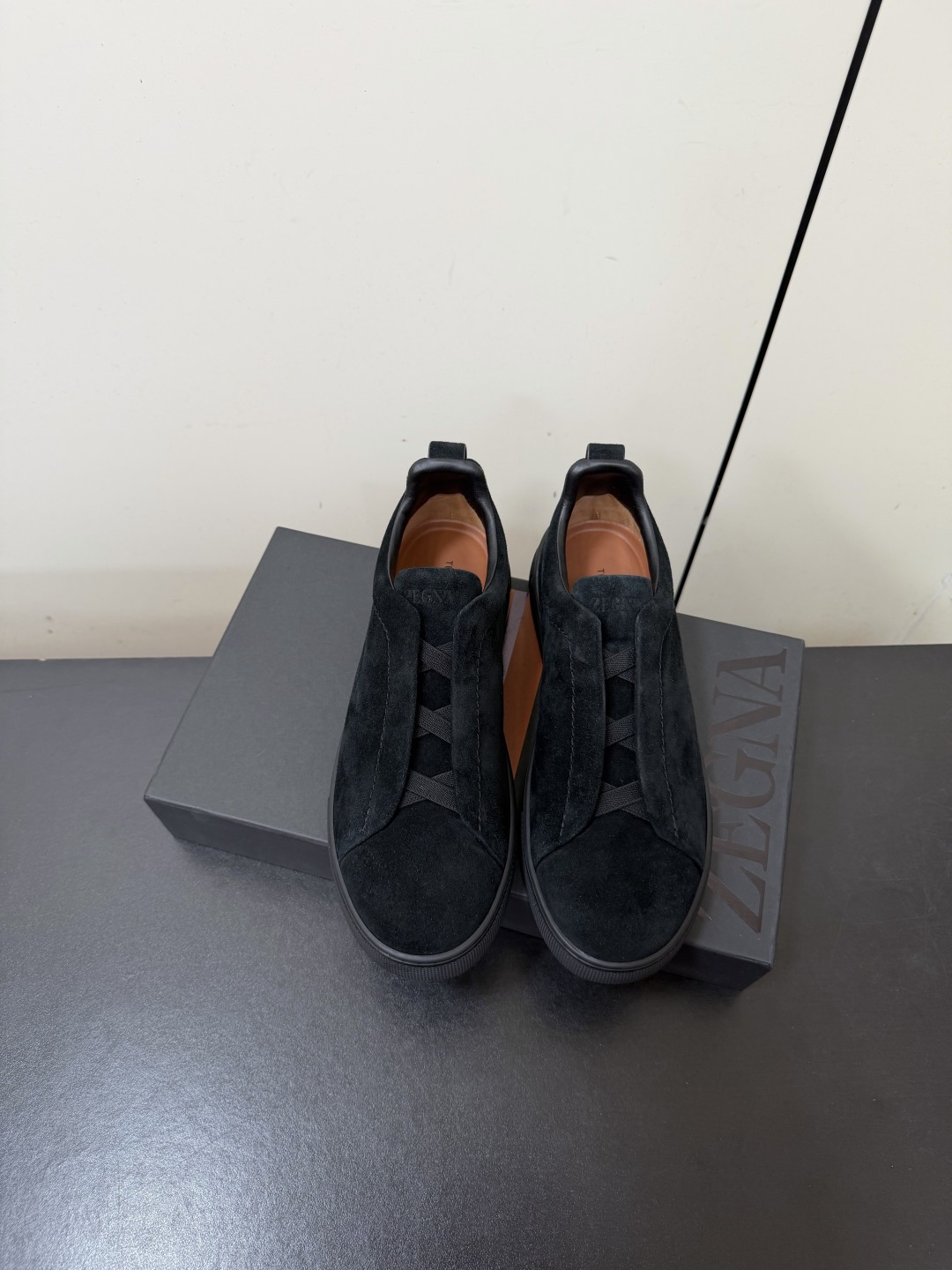NO:902107,Men's only high version Ermenegildo Zegna's latest spring and summer slip-on casual shoes. Many celebrities and Internet celebrities have planted grass. They are the brand's iconic 'old money style' men's shoes, focusing on minimalist design, high-end texture and adaptability to all scenes. Lace-free slip-on design, the upper adopts the brand's iconic cross elastic band/pleated ribbon structure, replacing traditional shoelaces, making it easy to put on and take off while fitting the foot shape.  The upper is imported calfskin, with a delicate touch and high-end texture. It fits the shape of the foot over time. Original molded TPU outsole. Size 39-46 (39.45.46 customization is non-refundable). Casual shoes/sports shoes, zegna, sneakers, cowhide19860909限男款高版本杰尼亚Ermenegildo Zegna春夏最新款一脚蹬休闲鞋 超多明星网红种草 属于品牌标志性的“老钱风”男士鞋履,主打极简设计、高级质感与全场景适配性 无鞋带套脚设计,鞋面采用品牌标志性的交叉松紧带/褶皱饰带结构,替代传统鞋带,穿脱便捷,同时贴合脚型 鞋面进口小牛皮,触感细腻,质感高级,越穿越贴合脚型 原版开模TPU大底 码数39-46（39.45.46定制不退换）,休闲鞋/运动鞋,zegna,sneakers,cowhide,Women's Shoes