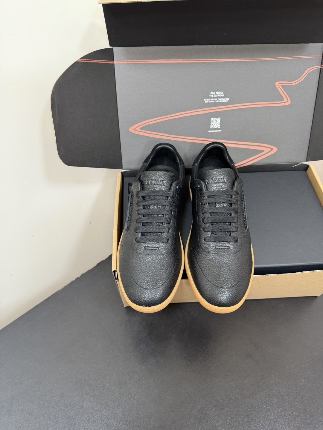 NO:902113,Zegna Zegna's 2026ss counter synchronized new men's luxury lace-up casual shoes Triple Stitch is a sophisticated casual shoe decorated with iconic triple cross elastic details, inspired by the triple hand-stitched stitch shape, highlighting Zegna's long heritage. This leather-lined buckskin sneaker is decorated with vicuña decorative details. It uses the original pull-top last technology to look good and feel lightweight. The upper is oiled and the tongue is decorated with the iconic Zegna  Logo details highlight the brand style. Private original molded outsole, easy to put on and take off, comfortable and extraordinary. Different from ordinary rubber outsole on the market, fabric high mercerized suede/tumbled cowhide, inner first layer of cowhide, original molded Tpu outsole, size 39-47 (45.46.47 customized, non-returnable), casual shoes/sports shoes, zegna, sneakers, cowhide19860909Zegna杰尼亚 2026ss专柜同步新品男士奢华系带休闲鞋 Triple Stitch 是一款精致的休闲鞋履,饰有标志性三重交叉松紧细节,灵感源于三重手缝线迹造型,彰显了杰尼亚的悠久传承.这款皮革衬里鹿皮球鞋饰有骆马色装饰细节 采用原版拉帮套楦工艺鞋型好看且质感轻盈.鞋面油边工艺、鞋舌饰有标志性 Zegna 标识细节,彰显品牌风范. 私家原版开模大底,穿脱轻松,舒适不凡.区别于市面上普通橡胶大底 面料高丝光反绒/摔纹牛皮 内里头层牛皮 大底原版开模Tpu大底 码数39-47（45.46.47订做不退换）,休闲鞋/运动鞋,zegna,sneakers,cowhide,Women's Shoes