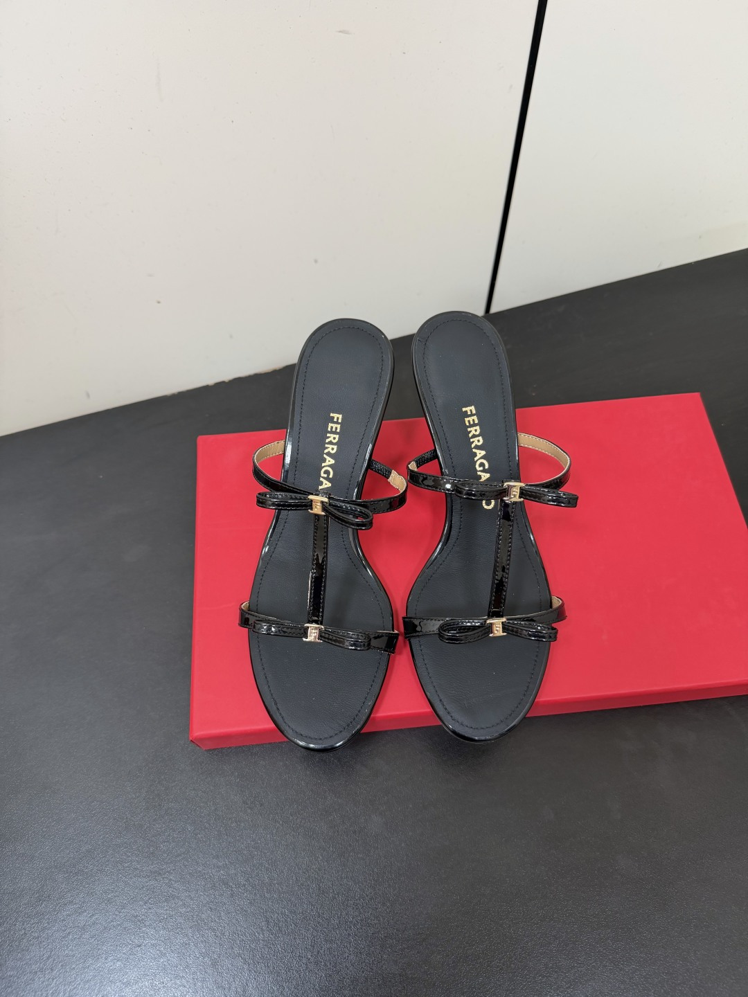 NO:902070,Ferragam* Ferragamo 26 new style French T-strap bow high-heeled sandals. Don’t be fooled by its beauty, the comfort of these shoes is the real trump card. The low-heeled kitten heel design can not only lift your figure quietly, but also don’t have to worry about grinding or tiring your feet. You can go shopping for a day without stress. The soft leather fits the foot shape, and the upper foot is like stepping on clouds. It can be easily held whether it is daily commuting or vacation travel.  The classic T-strap design comes with a retro movie heroine filter. The slender shoelaces extend along the foot, just right to outline the slender lines of the ankle, swaying when walking, and directly filling the atmosphere. The iconic metal buckle is low-key and exquisite, shining softly in the sun, without unnecessary decoration, but full of high-end texture. The upper is made of original imported cowhide, lining sheepskin, and Italian imported leather outsole. Heel height 5.5cm  Size: 35-39 (40 orders are not returnable), high heels and slippers, ferragamo, ferragamo, high heels, slippers, cowhide, sheepskin, Leather soles19860909Ferragam*菲拉格慕26新款法式T带蝴蝶结高跟凉拖鞋 别被它的美貌迷惑,这双鞋的舒适度才是真正的王牌. 低跟小猫跟设计,既能悄悄拔高身形,又完全不用担心磨脚、累脚,逛街暴走一天毫无压力. 软乎乎的皮革贴合脚型,上脚就像踩在云朵上,不管是日常通勤还是度假出行,都能轻松hold住. 经典T字带设计,自带复古电影女主滤镜. 纤细的鞋带顺着脚面延伸,恰到好处地勾勒出脚踝的纤细线条,走路时摇曳生姿,氛围感直接拉满. 标志性的金属扣饰低调又精致,在阳光下闪着温柔的光,没有多余的装饰,却处处透着高级质感. 鞋面采用原版进口牛皮,内里羊皮,意大利进口真皮大底. 跟高5.5cm Size:35-39(40订做不退换),高跟鞋拖鞋,ferragamo,ferragamo,high heels,slippers,cowhide,sheepskin,Leather soles,Women's Shoes