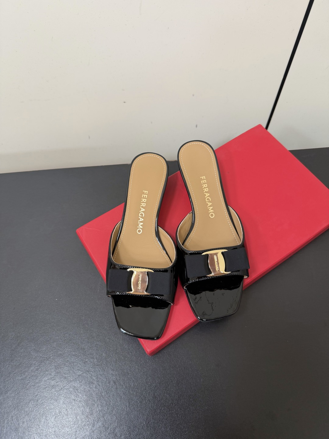NO:902062,Ferragamo/Ferragamo 26WF new product Classic bow square toe thick heel slippers Square toe thick heel slippers Elegant new chapter iconic bow Gold label embellishment Square toe neat to match the slim foot 3cm thick heel Stable and tall Imported soft cowhide Delicate and soft to the touch Breathable lining Refreshing and not stuffy for long wear Ergonomic insole Feel like walking in the clouds Italian ingenuity Everywhere is exquisite  Wear with skirts and trousers in summer. Easily achieve a high-end feel. Classic and timeless. A must-have in your shoe cabinet. The elegance of 2026 summer will shine calmly. The fabric is made of original customized leather. The inner toes are all sheepskin. Italian imported genuine leather outsole size 35-39 (customized 40/41), slippers, ferragamo, ferragamo, slippers, skirts, cowhide, sheepskin, Leather soles19860909Ferragamo/菲拉格慕26WF新品 经典蝴蝶结方头粗跟拖鞋 方头粗跟拖鞋 优雅新章标志性蝴蝶结 金标缀饰 方头利落 衬得脚型纤瘦 3cm粗跟 稳当又显高挑 进口软牛皮 触感细腻软糯 透气内里 久穿清爽不闷脚 人体工学鞋垫 漫步云端感 意大利匠心 每处皆是精致 承包夏日穿搭配裙配裤 轻松拿捏高级感 经典永不过时 鞋柜必入款 2026夏日优雅 从容绽光芒 面料采用原版定制皮料 内里踮脚均为羊皮 意大利进口真皮大底 size35-39（40/41定制）,拖鞋,ferragamo,ferragamo,slippers,skirts,cowhide,sheepskin,Leather soles,Women's Shoes