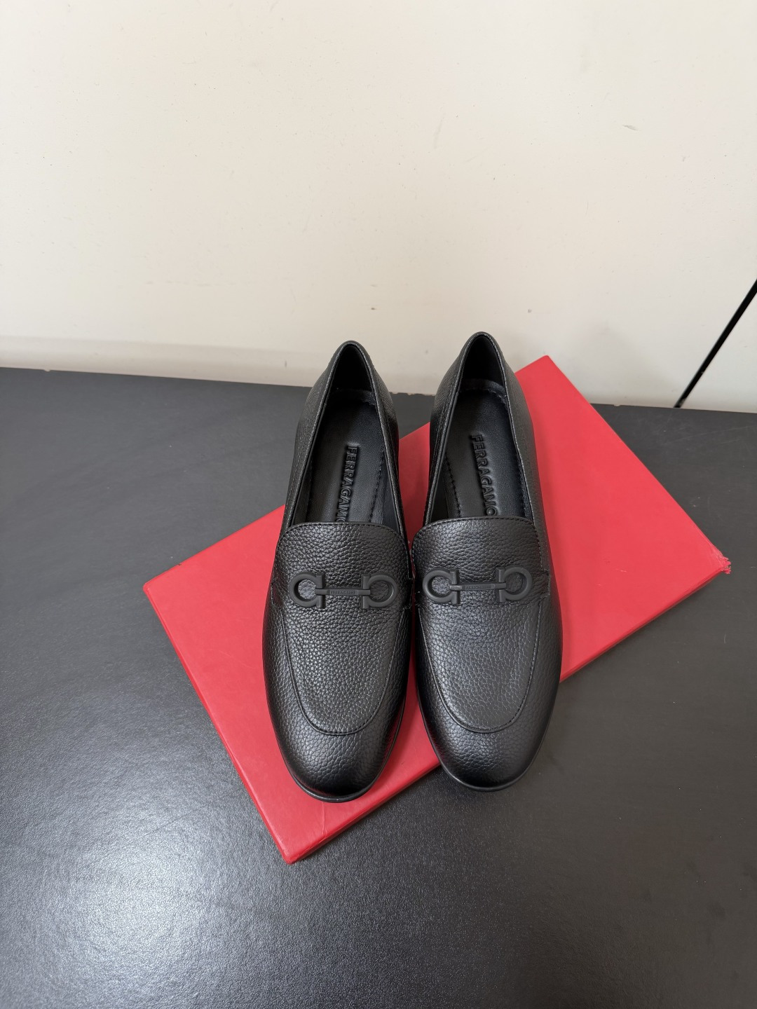 NO:902075,Ferragamo/Ferragamo 26WF new product Horsebit Gancini loafers Italian equestrian inspiration meets modern elegance. Select soft hammered deer leather. Natural mottled texture is casual and high-end. Almond toe is smooth and neat. Gentle modification of the foot shape. Iconic three-dimensional Gancini horsebit comes from the brand's century-old equestrian gene. It is low-key and engraved with the brand's luxury imprint. 1.5cm low heel with customized rubber sole, light and non-slip, easy to walk.  The slip-on design is convenient and casual. It is hand-sewn in Italy. From business commuting to casual gatherings, the versatile texture interprets multi-faceted styles. It is a timeless Italian choice for the shoe cabinet. The fabric is made of original customized leather. The inner toes are all sheepskin. Italian imported leather outsole size 35-39 (customized 40/41), loafers, ferragamo, ferragamo, loafers, sheepskin, Leather soles19860909Ferragamo/菲拉格慕26WF新品 马衔扣Gancini乐福鞋 意式马术灵感邂逅现代优雅 甄选柔软锤纹鹿皮革 天然斑驳纹理随性高级 杏仁鞋头流畅利落 温柔修饰脚型 标志性立体Gancini马衔扣 源自品牌百年马术基因 低调镌刻品牌奢华印记. 1.5cm低跟搭配定制橡胶底 轻便防滑 步履从容 . 一脚蹬设计便捷随性 意大利纯手工缝制 从商务通勤到休闲聚会 百搭质感演绎多面格调 是鞋柜永不过时的意式臻选. 面料采用原版定制皮料 内里踮脚均为羊皮 意大利进口真皮大底 size35-39（40/41定制）,乐福鞋,ferragamo,ferragamo,loafers,sheepskin,Leather soles,Women's Shoes