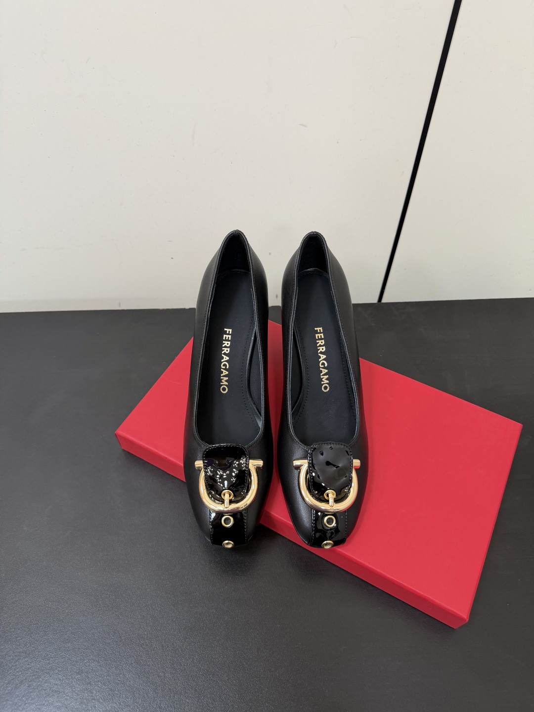 NO:902052,Ferragamo 26 new belt style Gancini buckle square toe high heel thick heel shoes. Contrasting black patent leather belt + super textured gold horseshoe buckle, full of details. The square toe design modifies the foot shape, and the thick heel is stable and not tiring for the feet. There is no pressure when commuting and shopping. The fabric is imported lambskin/cow patent leather. The lining is imported sheepskin lining. The heel is high and flat/7.5cm. The outsole is original imported leather outsole.  Size 35.36.37.38.39.40.41 (40.41 is custom-made and non-returnable), single shoes, ferragamo, ferragamo, sheepskin, Leather soles19860909Ferragamo菲拉格慕26新款皮带式Gancini扣方头高跟粗跟单鞋 撞色的黑色漆皮带+超有质感的金色马蹄扣,细节感直接拉满 方头的设计修饰脚型,粗跟稳稳的不累脚,通勤逛街都毫无压力. 面料进口小羊皮/牛漆皮 内里进口羊皮内里垫脚. 跟高平底/7.5cm 大底原版进口真皮大底. 码数35.36.37.38.39.40.41（40.41定做不退换）,单鞋,ferragamo,ferragamo,sheepskin,Leather soles,Women's Shoes