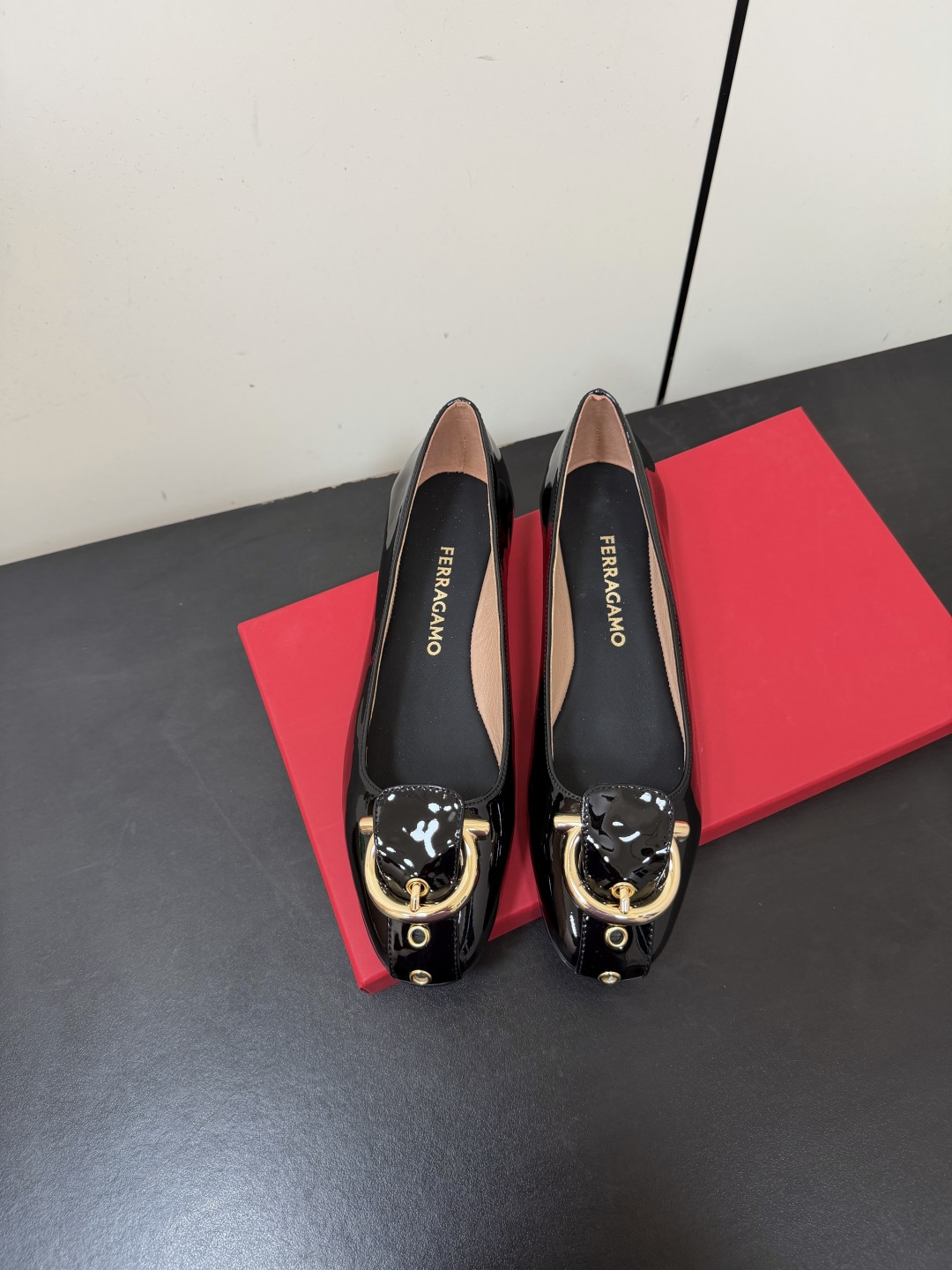 NO:902060,Ferragamo 26 new belt-type Gancini buckle square-toe flat shoes. Contrasting black patent leather belt + super textured gold horseshoe buckle, full of details. The square-toe design modifies the foot shape, and the thick heel is stable and not tiring for the feet. There is no pressure when commuting and shopping. The fabric is imported lambskin/cow patent leather. The lining is imported sheepskin lining. The heel is high and flat/7.5cm. The outsole is original imported leather outsole.  Size 35.36.37.38.39.40.41 (40.41 is custom-made and non-returnable), single shoes, ferragamo, ferragamo, sheepskin, Leather soles19860909Ferragamo菲拉格慕26新款皮带式Gancini扣方头平底单鞋 撞色的黑色漆皮带+超有质感的金色马蹄扣,细节感直接拉满 方头的设计修饰脚型,粗跟稳稳的不累脚,通勤逛街都毫无压力. 面料进口小羊皮/牛漆皮 内里进口羊皮内里垫脚. 跟高平底/7.5cm 大底原版进口真皮大底. 码数35.36.37.38.39.40.41（40.41定做不退换）,单鞋,ferragamo,ferragamo,sheepskin,Leather soles,Women's Shoes