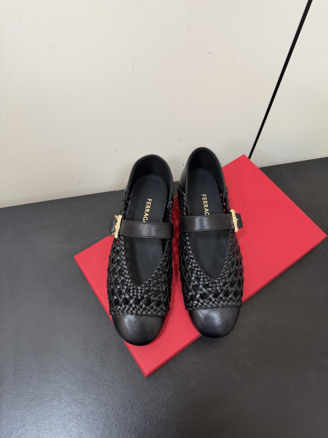 NO:902067,Ferragamo/Ferragamo 26WF new woven hollow metal buckle flat Mary Jane shoes recreate retro elegance with Italian craftsmanship. Selected fine cowhide leather woven upper, hollow texture, breathable and flexible, showing exquisite texture. Classic Mary Jane strap with metal buckle, low-key and noble, adjustable design to fit the foot. The flat version is light and pressure-free, so you won’t feel tired after walking for a long time.  Suitable for commuting, dating, and light vacations. Paired with a skirt, she looks gentle and elegant. Paired with straight pants, she looks sharp and high-end. Hollow, breathable, retro and versatile, bringing Italian elegance into every step of daily life. The fabric is made of original custom leather, and the toes are all sheepskin. Italian imported leather outsole size 35-39 (customized 40/41), single shoes, ferragamo, ferragamo, mary  jane,skirts,cowhide,sheepskin,Leather soles19860909Ferragamo/菲拉格慕26WF新品编织镂空金属扣平底玛丽珍鞋 以意式匠艺重塑复古优雅.精选细腻牛皮编织鞋面 镂空纹理透气灵动 尽显精致肌理. 经典玛丽珍一字带搭配金属扣 低调显贵 可调节设计贴合足型. 平底版型轻盈无压 久走不累. 适配通勤、约会、轻度假全场景.搭配半身裙是温柔名媛 配直筒裤则显利落高级.镂空透气、复古百搭 把意式奢雅穿进每一步日常. 面料采用原版定制皮料 内里踮脚均为羊皮 意大利进口真皮大底 size35-39（40/41定制）,单鞋,ferragamo,ferragamo,mary jane,skirts,cowhide,sheepskin,Leather soles,Women's Shoes