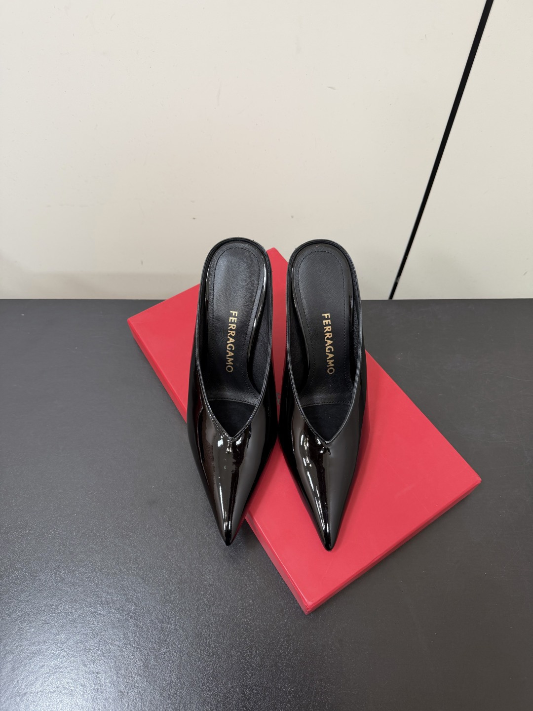 NO:902043,Ferragamo 26/ pointed-toe high-heeled shoes and half-slip mules. The original private molded heel type has the F logo. The fashionable brand LOGO is attached. It is highly recognizable. Various brands are competing to launch the super-series high-heeled series. Paris fashion show model. This series demonstrates new fashion charm and continues the super-high-heeled design. It has won the favor of well-known overseas bloggers and millions of fans. Bloggers love to interpret it. It sells well at home and abroad and is out of stock. Top shoes: Cow patent leather  Lined in lambskin, outsole original leather outsole, heel height 9.5cm, Size35-41 (customized for 40 and 41), semi-drag high heels, ferragamo, ferragamo, high heels, sheepskin, Leather soles19860909Ferragamo菲拉格慕 26/ 尖头高跟鞋半拖穆勒鞋 原版私家开模跟型 带有 F logo 字样时尚的品牌LOGO持加,具有超辨高识度各品大争牌恐先推后出超系跟高列,巴黎时装秀场款,此系列演绎全新时尚魅力延续超高跟设计,深得海外知名博主青睐千万粉丝博主倾情演绎,畅销海内外国内已经断货 面鞋: 牛漆皮 内里小羊皮里 大底原版真皮大底 跟高9.5cm Size35-41（40 41定做）,半拖高跟鞋,ferragamo,ferragamo,high heels,sheepskin,Leather soles,Women's Shoes
