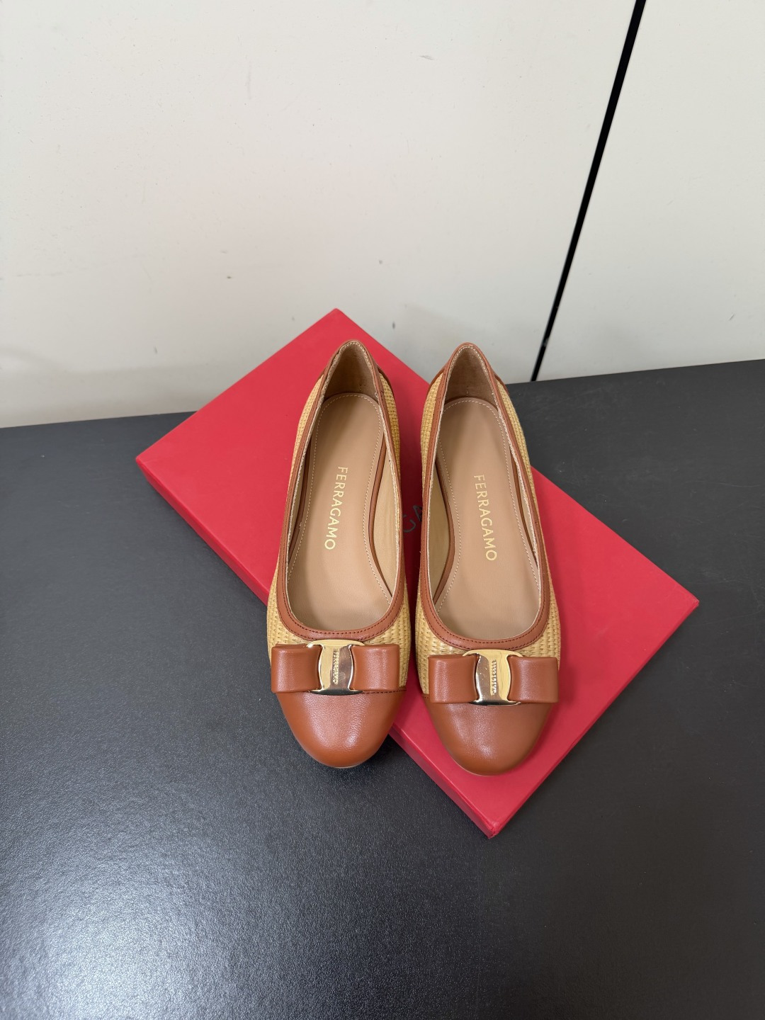 NO:902034,Ferragamo/Ferragamo 26WF new product raffia weaving series color-blocked bow single shoes and sandals. Ferragamo 26WF new weaving work. Color-blocked bows light up the entire pair of shoes. Hand-woven to create a breathable texture. The summer breeze brings a cool feeling when passing through the upper. Single shoes and sandals can be controlled with both senses. The warm brown color combination is gentle and whitening. The sheepskin lining is skin-friendly and does not rub the feet. It is smart and intellectual to wear a suit for commuting. Pair it with a floral skirt to reveal a soft and elegant charm.  You can walk around all day without feeling tired. It is definitely a beautiful instrument of torture that is not just superficial. It is a versatile treasure for summer shoe cabinets. It has the right low-key luxury feeling. Italian craftsmanship and ingenious details are hidden. The classic design will never go out of style. You will not step into trouble when you close your eyes. It is worth adding to your private shoe cabinet!  The fabric is made of original custom-made material, and the lining is made of sheepskin. Italian imported genuine leather outsole size35-39 (customized for 40), sandals, ferragamo, ferragamo, sandals, espadrilles, skirts, business suit, sheepskin, Leather soles19860909Ferragamo/菲拉格慕26WF新品拉菲草编织系列拼色蝴蝶结单鞋凉鞋 菲拉家26WF编织新作 拼色蝴蝶结点亮整双鞋 手工编织织出透气肌理 夏风穿过鞋面自带清凉感 单鞋凉鞋双感皆可驾驭 暖棕拼色温柔显肤白 羊皮内里亲肤不磨脚 通勤搭西装干练又知性 配碎花裙漾开柔雅韵味 暴走整日也毫无疲惫感 绝非徒有其表的美丽刑具 夏日鞋柜百搭宝藏款 低调奢感拿捏得刚好 意式匠造藏细节巧思 经典设计永不过时 闭眼入也不会踩雷 值得收入你的私藏鞋柜！ 面料采用原版定制材质 内里踮脚均为羊皮 意大利进口真皮大底 size35-39（40定制）,凉鞋单鞋,ferragamo,ferragamo,sandals,espadrilles,skirts,business suit,sheepskin,Leather soles,Women's Shoes