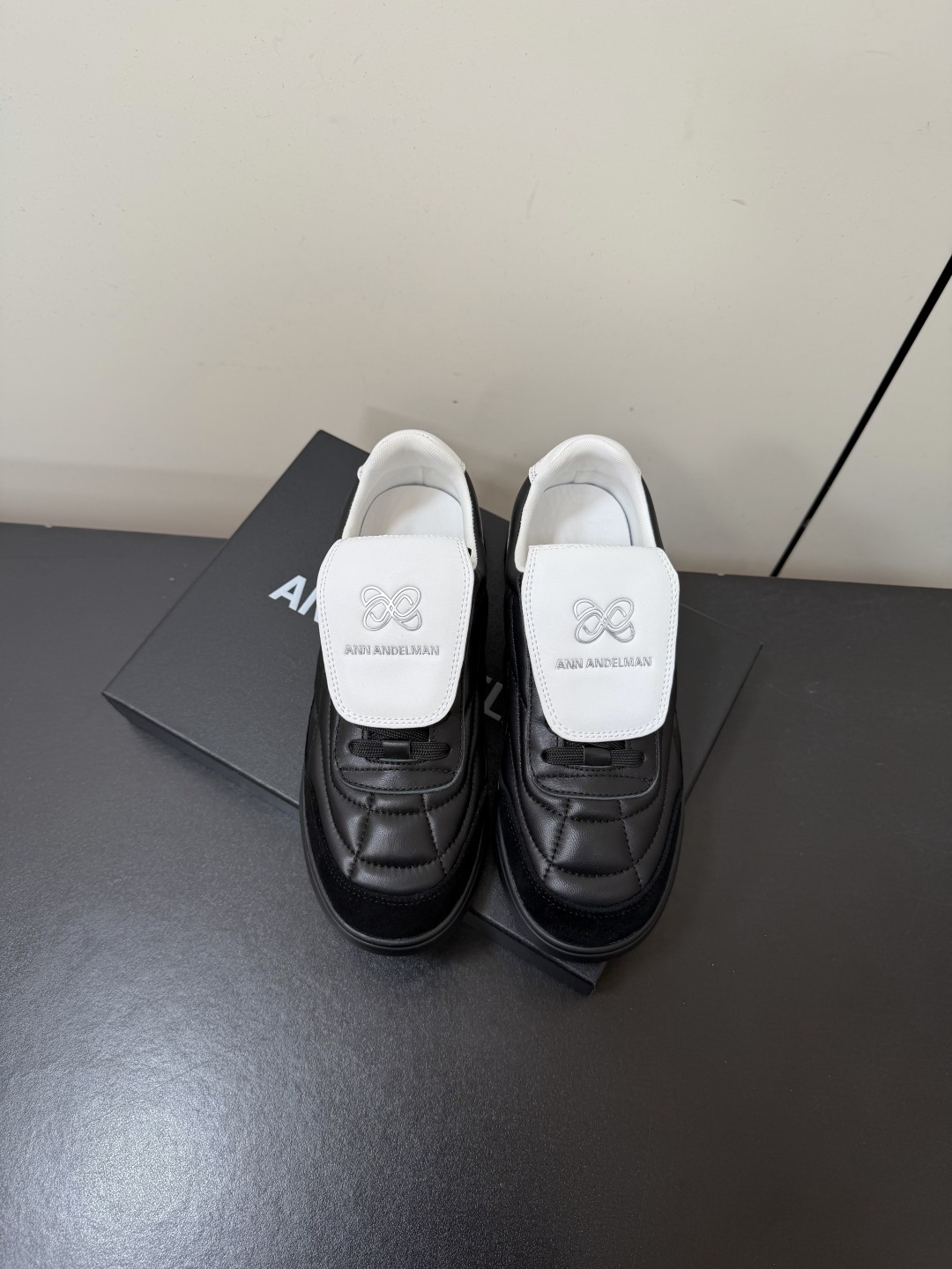 NO:901999,AnnAndelman 26ss summer new all-match casual flip retro Forrest Gump shoes. This flip sneaker can easily match the atmosphere of daily wear with its neat silhouette. The regular diamond quilting pattern on the upper adds a three-dimensional sense of layering, saying goodbye to the boring look of monotonous flat leather. The rounded cut of the toe can securely wrap the toes, and there will be no trouble of pinching and grinding the toes when walking for a long time.  The iconic clamshell tongue design is the highlight of the entire pair of shoes. The surface of the clamshell is embossed with the exquisite brand logo. The way to put on and take off the shoes without tying is both beautiful and convenient. Open the tongue casually and you can easily put your feet on and go out. Upper cowhide leather lining TPU outsole Size 35-40 (customized size 40 is non-refundable) Heel height 3cm, casual shoes/sports shoes, sneakers, cowhide, sheepskin19860909AnnAndelman 26ss夏季新款百搭休闲翻盖复古阿甘鞋 这款翻盖板鞋凭借利落的版型轻松拿捏日常穿搭的氛围感,鞋面规整的菱格绗缝纹路增添立体层次感,告别单调平皮的沉闷观感,鞋头圆润的剪裁能够稳妥包裹脚趾,长时间行走也不会出现挤脚磨皮的困扰. 标志性的翻盖鞋舌设计是整双鞋的点睛之处,翻盖表面压印精致品牌标识,不用系鞋带的穿脱方式兼顾美观与便捷,随性掀开鞋舌就能轻松套脚出门. 鞋面牛皮 内里羊皮 大底TPU大底 size35-40码（40码定制不退换） 跟高3cm,休闲鞋/运动鞋,sneakers,cowhide,sheepskin,Women's Shoes