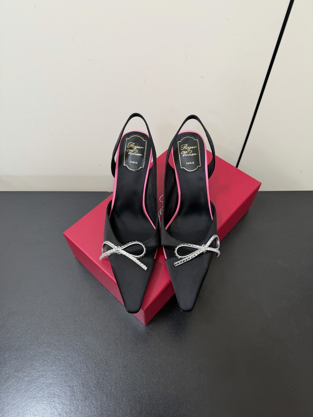 NO:902041,Roger Vivier RV Satin Bow Back High Heels | Pure Desire Shoes Who can resist gentle bow stiletto sandals!  Delicate satin has a soft light, the pointed toe version elongates the foot shape, and the back strap outlines the slender ankle. The stiletto heels are light and lengthen the legs. They can be worn on dates and dinners to create a full atmosphere. They are gentle and delicate when paired with a small dress, creating a spring and summer atmosphere. Silk upper, sheepskin lining, Italian genuine leather outsole, heel height 9cm, size 35-39 (custom-made for 40 and 41), high-heeled sandals, roger vivor, sandals, high  heels,skirts,sheepskin,real silk,Leather soles19860909Roger Vivier RV缎面蝴蝶结后空高跟｜纯欲千金战鞋 谁能拒绝温柔蝴蝶结细跟凉鞋！细腻缎面自带柔光,尖头版型拉长脚型,后绊带勾勒纤细脚踝. 细高跟轻盈显腿长,约会、晚宴穿氛围感拉满,搭配小礼裙温柔又精致,春夏氛围感天花板 鞋面真丝 内里垫脚羊皮 意大利真皮大底 跟高9cm 尺码35-39（40 41定做）,高跟鞋凉鞋,roger vivier,sandals,high heels,skirts,sheepskin,real silk,Leather soles,Women's Shoes