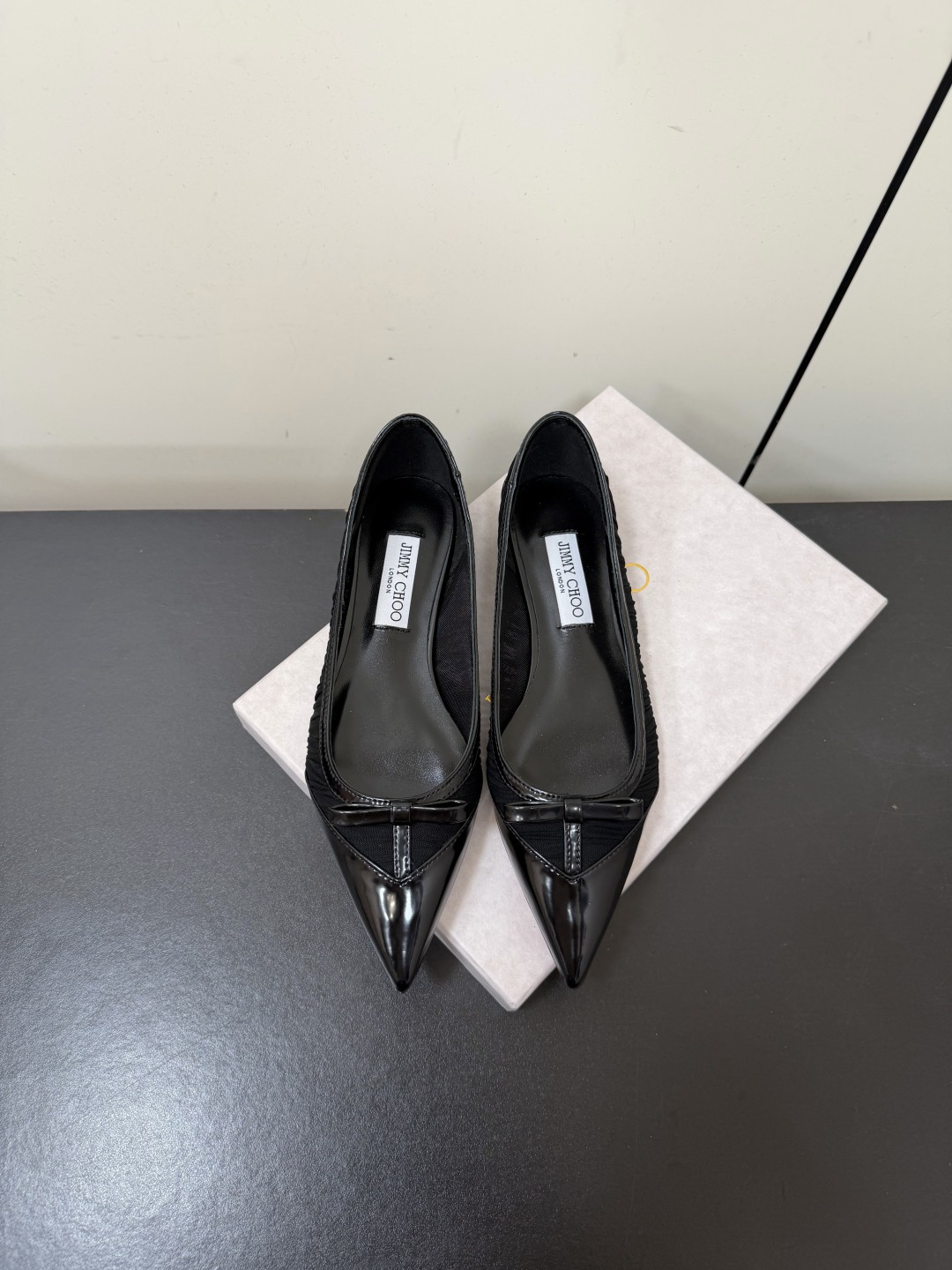 NO:902033,Jimmy Choo 26ss new summer pleated bow pointed toe flat shoes are pleated bow pointed toe flat shoes with an elegant and mature atmosphere. They have a neat and slender pointed toe shoe shape. The upper is made of pleated soft leather. The toe is equipped with a delicate three-dimensional small bow. The shoe body has smooth and slender lines. The shallow mouth version fits the foot. The shoe compartment is loose and does not squeeze the flesh. It is easy to put on and take off. It has good modification and tolerance for a variety of foot types.  Suitable for most formal and casual wear, regardless of style. Taking into account commuting comfort and fashionable atmosphere, if you want a pair of exquisite and versatile pointed-toe shoes, these pleated bow pointed-toe flat shoes are an essential item for daily travel. Mesh/silk upper, sheepskin lining, genuine leather outsole, size 35-42 (customized sizes 40, 41, and 42 are non-refundable), single shoes, jimmy choo, sheepskin, Leather soles19860909Jimmy Choo 26ss夏季新款褶皱蝴蝶结尖头平底单鞋 自带优雅轻熟氛围感的褶皱蝴蝶结尖头平底单鞋,利落纤细的尖头鞋型,鞋面采用褶皱软皮打造,鞋头位置搭配精致立体小蝴蝶结,鞋身线条流畅修长,浅口版型贴合脚面,鞋仓宽松不挤肉,穿脱轻松自在,对多种脚型都有很好的修饰包容度. 适配绝大多数正装与休闲服饰,不挑穿搭风格.兼顾通勤舒适度与时髦氛围感,想要一双精致百搭的气质尖头单鞋,这款褶皱蝴蝶结尖头平底单鞋是日常出行的刚需单品. 鞋面网纱/丝绸 内里羊皮 大底真皮大底 size35-42码（40、41、42码定制不退换）,单鞋,jimmy choo,sheepskin,Leather soles,Women's Shoes