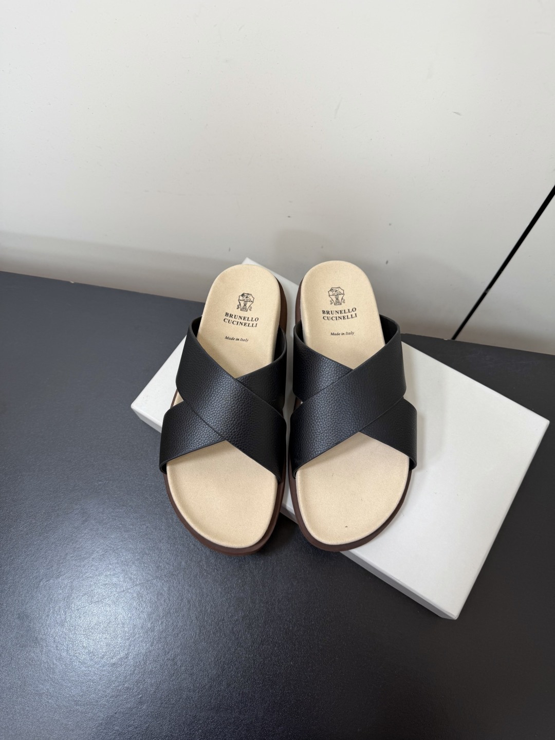 NO:902025,Brunello Cucinelli BC Men's Casual Sandals and Slippers | The fabric of this sandal and slipper is made of high-mercerized frosted cowhide imported from Italy | Suitable for both fat and thin feet | Rubber foam outsole with high density and elasticity | Wear-resistant and not easy to deform | The shape of this sandal and slipper is classic and never goes out of style | The personalized logo on the outsole and the unique water ripple groove design | The level of luxury is instantly overwhelming  Size39-44 (customized at 45.46), slippers, brunello cucinelli, slippers, cowhide19860909Brunello Cucinelli BC男士休闲男凉拖鞋饭列｜此款凉拖鞋鞋面料采用意大利进口高丝光磨砂牛皮｜脚肥廋都可以驾驭｜密度弹性大的橡胶发泡大底｜耐磨不易变形｜此款凉拖鞋鞋型堪称经典永不过时｜外底上的个性logo和独特的水波纹凹槽设计｜奢华度瞬间爆棚 Size39-44（45.46定做）,拖鞋,brunello cucinelli,slippers,cowhide,Women's Shoes