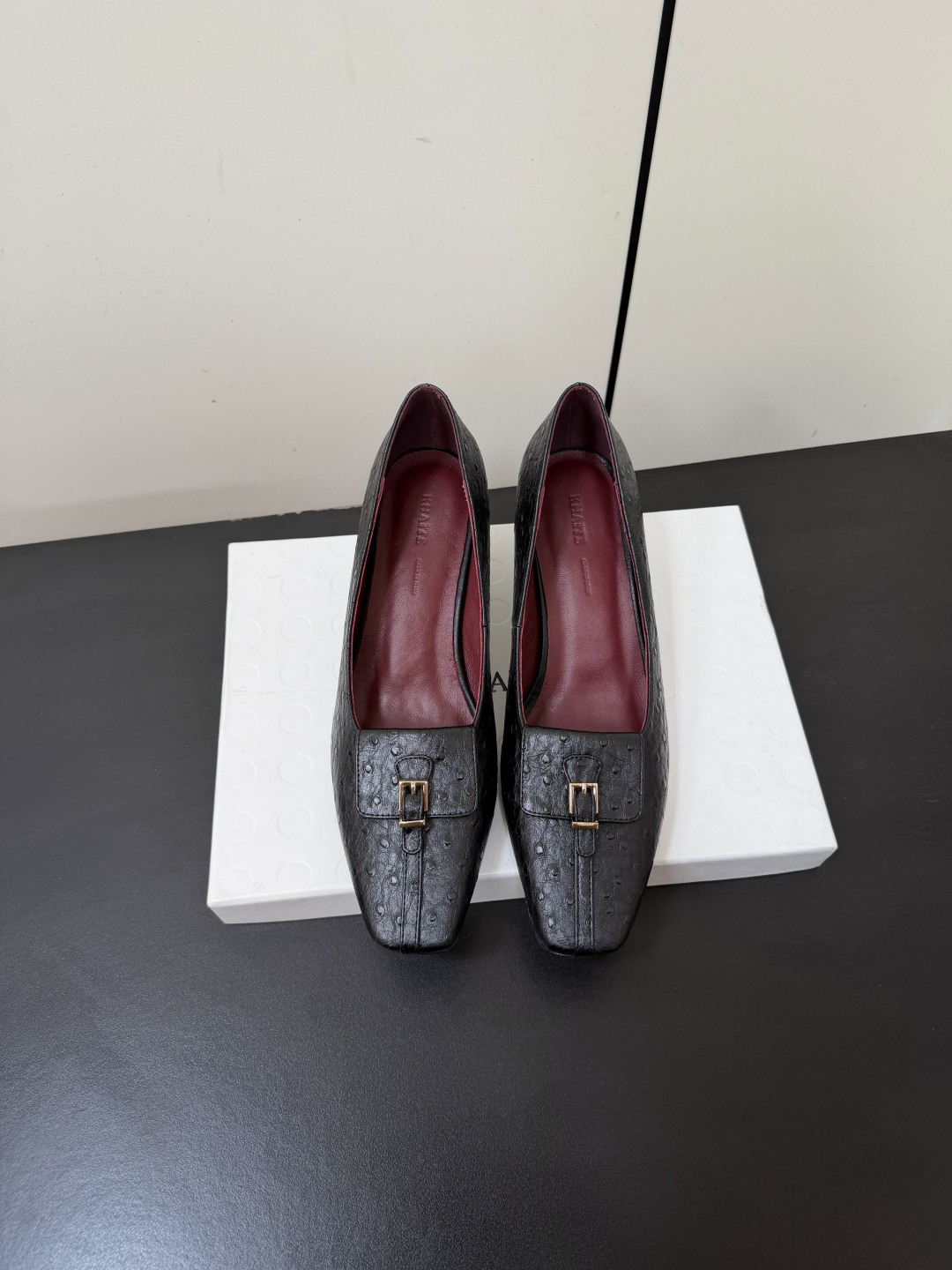 NO:902016,Khaite26ss new spring and summer square-toe casual small high-heeled shoes are based on retro shoes from the 1990s. The square-toe + shallow mouth shape is simple and neat, which can not only modify the foot shape, but also has an elegant and retro atmosphere. It continues the brand's low-key and high-end design concept, with no unnecessary decoration, and only uses metal buckles to embellish the toe. The overall visual sense is unified and full of texture.  The soft upper material and loose and moderate shoe last fit the foot shape immediately without the need for break-in, and it will not chafe your feet when worn barefoot. It can be matched with retro-style dresses, suit pants, or minimalist style commuting wear. It is a 'universal item' to create an elegant look. Ostrich feather/calf leather upper, mixed sheepskin lining, Italian genuine leather outsole, 5.5cm higher  Size35-41 (40.41 size customization is not returnable), single shoes, skirts, business suit, cowhide, sheepskin, Leather soles19860909Khaite26ss春夏新款方头休闲小高跟单鞋 以90年代复古鞋款为原型,方头+浅口的造型简约利落,既能修饰脚型,又自带优雅复古的氛围感.延续了品牌低调高级的设计理念,无多余装饰,仅通过金属扣点缀鞋头,整体视觉感统一且富有质感. 柔软的鞋面材质与宽松适度的鞋楦,上脚即贴合脚型,无需磨合,赤脚穿也不会磨脚.既能搭配复古风的连衣裙、西装裤,也能适配极简风的通勤装,是打造优雅造型的“万能单品”. 鞋面鸵鸟毛/小牛皮 内里混种羊皮 鞋底意大利真皮大底 增高5.5cm Size35-41码（40.41码定制不退换）,单鞋,skirts,business suit,cowhide,sheepskin,Leather soles,Women's Shoes