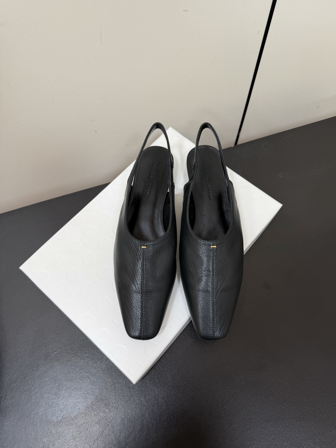 NO:901998,Khaite 26ss new early spring minimalist square toe mule shoes with a neat square toe and a hollow back strap design. The lines are as clean as a minimalist painting. There are no unnecessary decorations, but they have a sense of high-end. The top-stitch detail in the center of the toe is a low-key design that visually elongates the foot shape. Both fleshy and wide feet can hide small flaws, making them gentle and slimming.  The glossy model is made of fine calfskin, with a matte matte texture. It feels soft and waxy like clouds. It has a retro patina feel over time, and is high-end and durable. The suede model is made of soft suede, with a plush texture that brings an autumn and winter atmosphere. It feels like a sun-kissed blanket, gentle and healing. The upper is fetal cowhide/fetal cowhide, and the lining is mixed sheepskin. The outsole is made of Italian genuine leather and is 2.5cm taller.  size 35-41 (customized size 40.41 is not returnable), sandals, sandals, cowhide, sheepskin, chamois leather, Leather soles19860909Khaite 26ss早春新品极简方头后空穆勒鞋 利落方头+后空绊带设计,线条干净得像一幅极简画,没有多余装饰,却自带高级感.鞋头中央的明线细节,是低调的设计小心机,视觉上拉长脚型,肉脚、宽脚都能藏住小瑕疵,温柔又显瘦. 光面款甄选细腻小牛皮,哑光雾面质感,触感软糯如云朵,越穿越有复古包浆感,高级又耐造.绒面款柔润麂皮材质,毛绒纹理自带秋冬氛围感,摸起来像被阳光晒过的绒毯,温柔又治愈. 鞋面胎牛皮/胎牛绒 内里混种羊皮 大底意大利真皮大底 增高2.5cm size35-41码（40.41码定制不退换）,凉鞋,sandals,cowhide,sheepskin,chamois leather,Leather soles,Women's Shoes