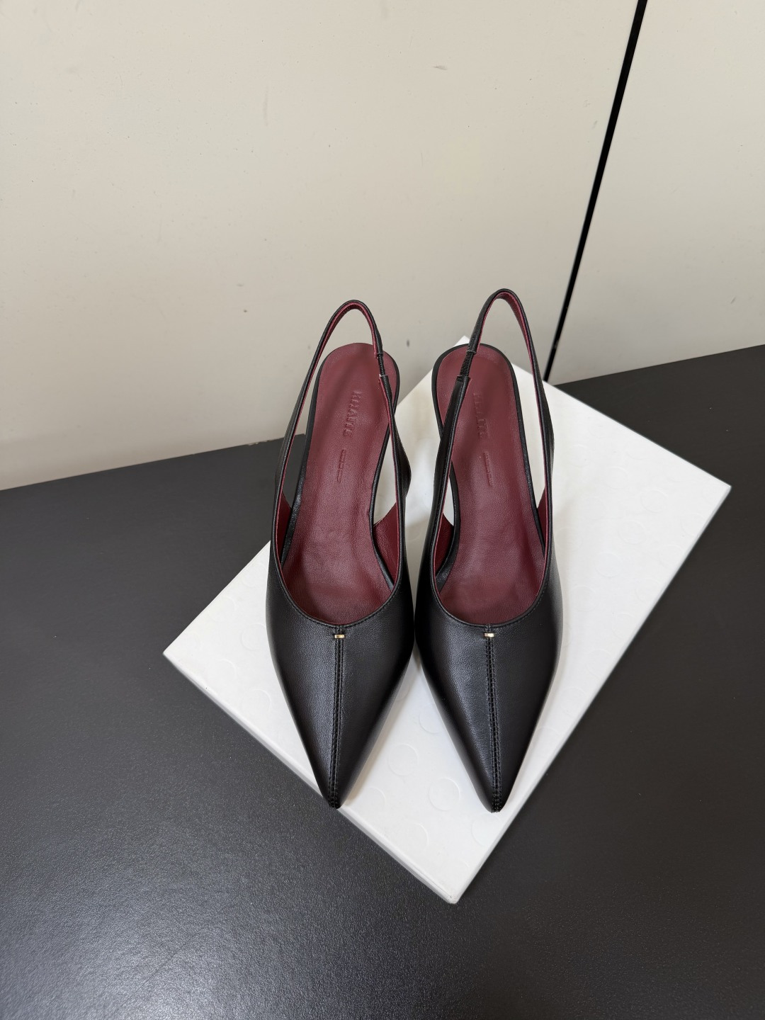 NO:902007,Khaite 26SS Spring and Summer New Pointed Toe Back Hollow Kitten Heel Shoes  The neat pointed-toe shoe style comes with a high-end filter, which perfectly modifies the foot shape. The top of the foot becomes slender in seconds, easily elongating the leg line and fully opening up the aura. The back strap design is exquisite and fitting, which stabilizes the heel without grinding the foot. The kitten heel height is just right, which can enhance the temperament without tiring the feet, and is stress-free for daily wear. The minimalist shoe body line has no unnecessary decoration, and the sense of high-end is engraved into the bones. It is low-key and noble, and is a perfect assistant for workplace wear.  The comfort level on your feet is truly amazing!  The soft and elastic shoe body fits the shape of the foot, and the kitten heel will not be tired after long walks. It can be worn for daily commuting, shopping and dating all day without any pressure. It truly achieves the coexistence of appearance and comfort. The upper is snake-print embossed fetal cowhide/first-layer cowhide. The lining is mixed sheepskin. The outsole is Italian genuine leather. Size 35-41 (40.41 size customization is non-refundable). Heel height 5cm, sandals, sandals, cowhide, sheepskin, Leather soles19860909Khaite 26SS春夏新款尖头后空小猫跟单鞋 利落的尖头鞋型自带高级滤镜,完美修饰脚型,上脚秒变纤细玉足,轻松拉长腿部线条,气场全开.后绊带设计精致又贴合,既稳固跟脚又不磨脚,小猫跟高度恰到好处,既能提升气质,又不会累脚,日常穿毫无压力.极简的鞋身线条没有多余装饰,把高级感刻进骨子里,低调又显贵,完全是职场穿搭的神助攻. 上脚舒适度直接封神！软弹的鞋身贴合脚型,小猫跟久走不累,日常通勤、逛街约会穿一整天都毫无压力,真正做到了颜值与舒适并存. 鞋面蛇纹压花胎牛皮/头层牛皮 内里混种羊皮 大底意大利真皮大底 size35-41码（40.41码定制不退换） 跟高5cm,凉鞋,sandals,cowhide,sheepskin,Leather soles,Women's Shoes