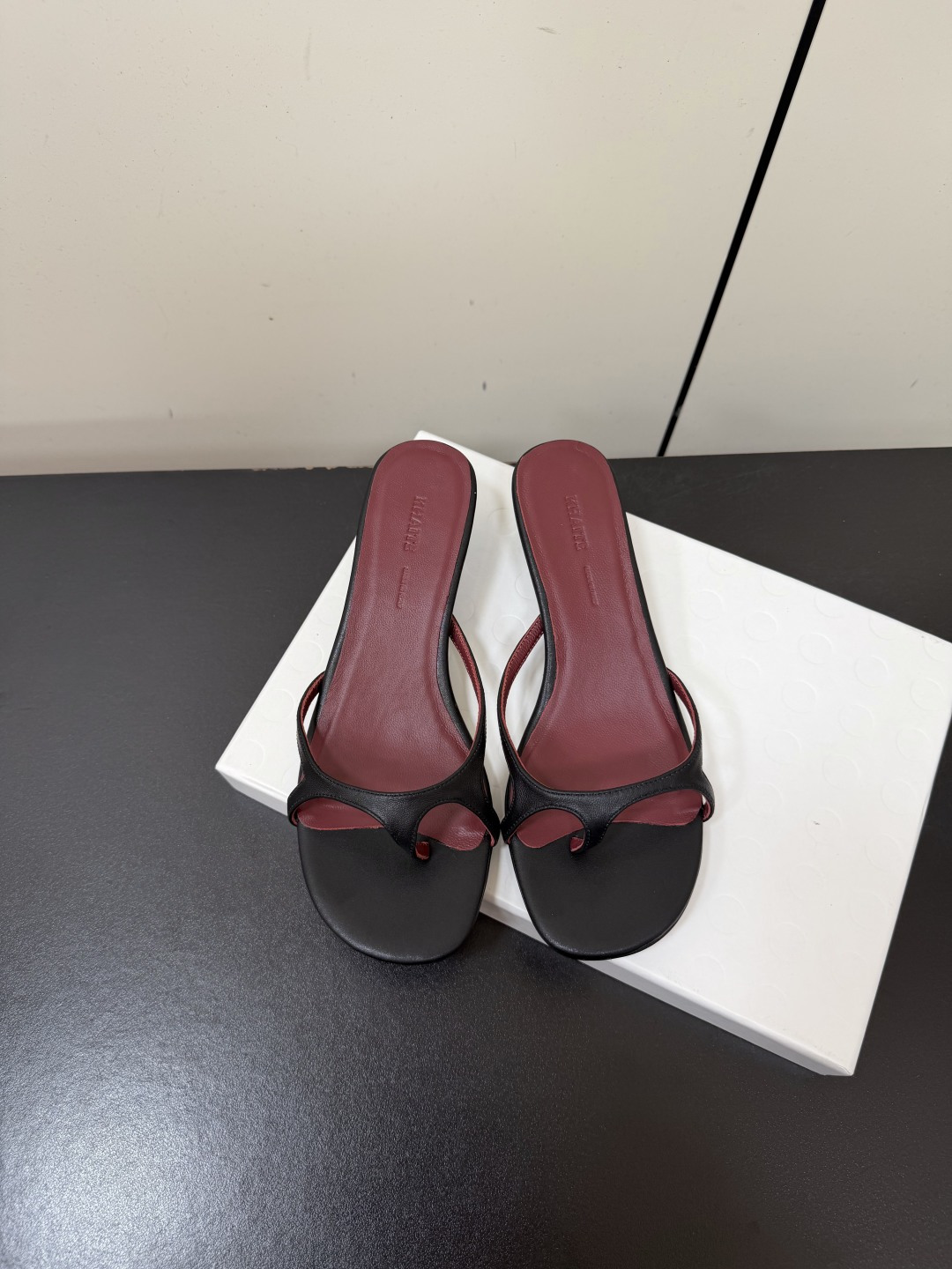 NO:902053,Khaite 26SS spring and summer new retro kitten heel thong sandals. The design of this sandal has a minimalist and lazy retro tone. The neat and simple tailoring is matched with a unique flip-flop shape. It is low-key and exquisite in texture. There are no unnecessary complicated decorations. It is easy to achieve a relaxed and cool temperament with just the lines. It is not easy to hit the niche and high-end, and it directly enhances the sense of fashion.  All-purpose shoes with temperament that are just needed in the summer shoe cabinet. You can wear them with a full sense of high-end atmosphere without any effort in matching, taking into account appearance, comfort and practicality. Upper sheepskin/cowhide embossed lining sheepskin lining Outsole Italian leather outsole size 35-41 (customized sizes 40 and 41 are non-returnable) Heel height 3.5cm, slippers, slippers, cowhide, sheepskin, Leather soles19860909Khaite 26SS春夏新款复古小猫跟夹趾凉拖 这款凉拖的设计自带极简慵懒的复古腔调,利落简约的剪裁搭配别致夹趾造型,低调中透着精致质感,没有多余繁杂装饰,仅凭线条就轻松拿捏松弛又清冷的气质,小众高级不容易撞款,时髦感直接拉满. 夏日鞋柜刚需的气质万能鞋履,不用费力搭配就能穿出满满的高级氛围感,兼顾颜值、舒适与实穿性. 鞋面羊皮/牛皮压纹 内里羊皮里 大底意大利真皮大底 size35-41码（40、41码定制不退换） 跟高3.5cm,拖鞋,slippers,cowhide,sheepskin,Leather soles,Women's Shoes