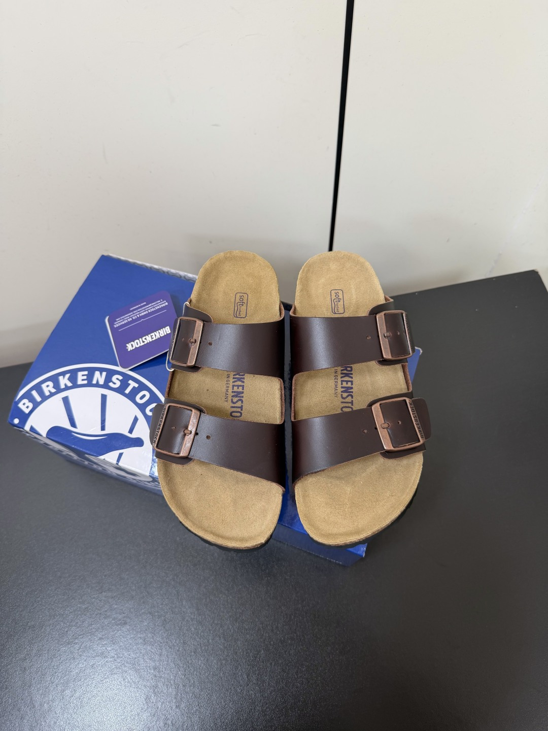 NO:903287,Birkenstock Arizona Double-Strap Cork Sandals Birkenstock is a classic shoe made with century-old shoemaking techniques. With its iconic cork footbed and comfortable foot feel, it has become a popular choice for casual wear. This Arizona sandal continues the brand's classic double-strap design and is equipped with an adjustable metal buckle. It can be freely adjusted according to the shape of the foot and adapts to different foot widths. The footbed is made of ergonomic cork material and has a cushioning support effect, making it less likely to tire your feet after long-term wear.  Suede upper, cork lining, rubber non-slip outsole, size 35-39, slippers, birkenstock, slippers19860909Birkenstock 勃肯 Arizona 双带软木凉拖 Birkenstock 以百年制鞋工艺打造的经典鞋款,凭借标志性的软木鞋床和舒适脚感,成为休闲穿搭的热门选择.这款 Arizona 凉拖延续了品牌经典的双带设计,搭配可调节金属扣,能根据脚型自由调整松紧,适配不同脚宽；鞋床采用符合人体工学的软木材质,自带缓震支撑效果,久穿也不易累脚. 鞋面反毛皮 内里软木 大底橡胶防滑大底 尺码35-39,拖鞋,birkenstock,slippers,Women's Shoes