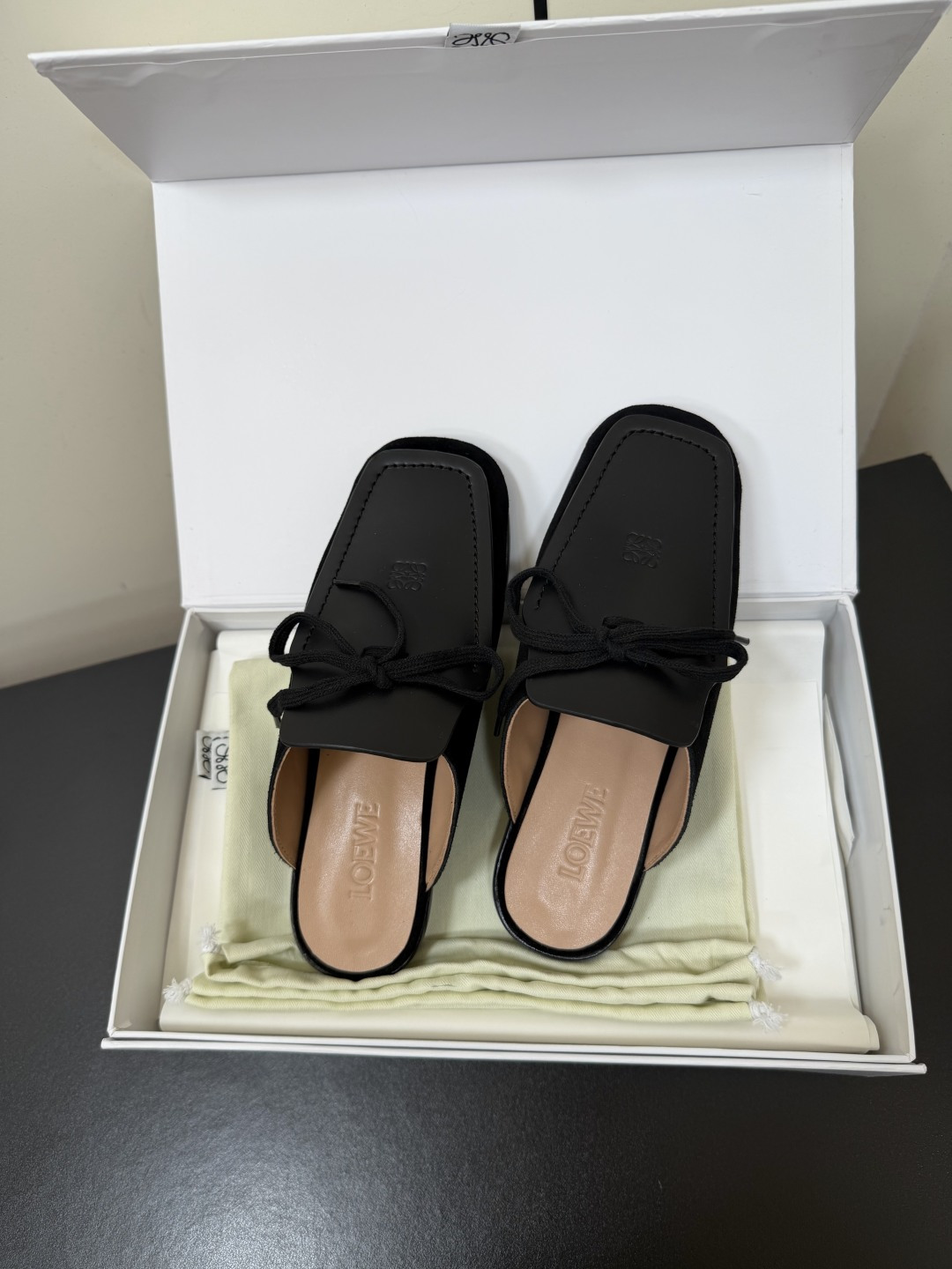 NO:903279,Loewe Loewe's 2026 spring and summer new toe-toe slip-on shoes are minimalist style. A pair of square toe and half dragging shoes are so textured. They are lazy and atmospheric. This season's single product is super interesting and popular all over the Internet. It looks good on the feet and is a fashionable must-have item this year. The materials are all made of imported cowhide and high-mercerized cow suede. The lining is sheepskin and the outsole is genuine leather.  Code number 35-41 (.40.41 customization is non-refundable), half drag, loewe, loewe, cowhide, sheepskin19860909Loewe罗意威2026春夏新品包头托鞋极简风 太有质感的一双方头半拖了,慵懒大气  本季单品超级有意思全网都火爆了,上脚好看,今年时髦必备单品 材质全部采用进口牛皮跟高丝光牛反绒结合 内里羊皮 大底真皮底 码数35-41（.40.41定制不退换）,半拖,loewe,loewe,cowhide,sheepskin,Women's Shoes
