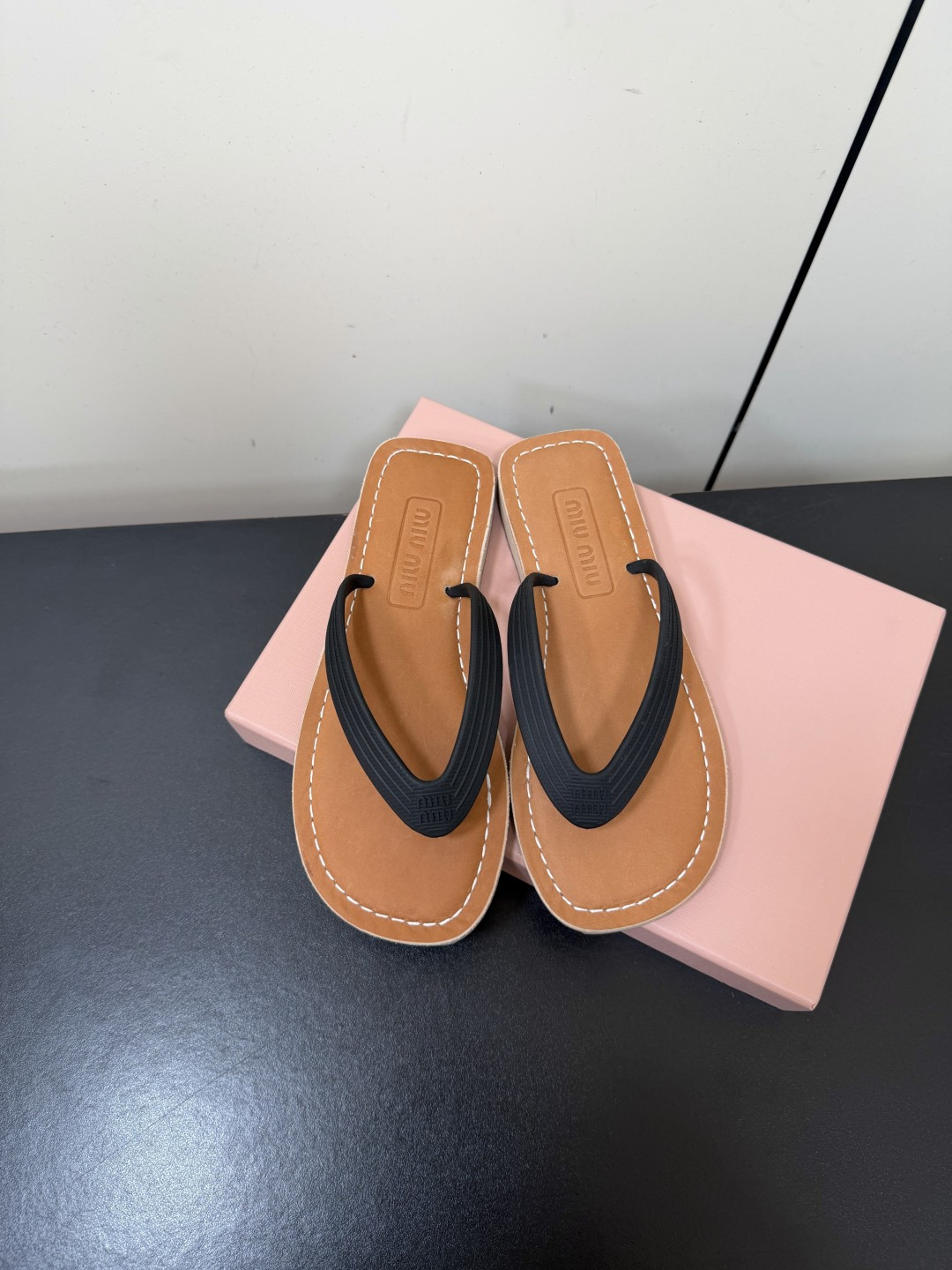 NO:903270,MiuMiu 26ss new spring and summer casual flip-flops have a simple and neat clip-on style. You don't have to worry about your foot shape in daily life. The upper foot can be worn freely without restraint. It will not rub your feet when walking. The neat lines are low-key and attractive. It can be easily worn with a casual and lazy fashion. You don't have to worry about matching when going out.  The feeling of the foot is straight forward, the upper foot is light and soft, and you will not feel tired after walking for a long time. The sole fits the curve of the sole of the foot, and there is no burden when wearing it for a long time. Walking is smooth and comfortable, saying goodbye to stuffy feet and discomfort, and it is refreshing and breathable all summer. The upper is made of original molded one-piece upper, and the toe layer is cowhide. The outsole is made of rubber.19860909MiuMiu 26ss 春夏新款夏日休闲人字拖 简约利落的夹脚版型,日常不挑脚型,上脚自在无束缚,行走间完全不会磨脚,利落的线条低调又耐看,轻松穿出随性慵懒的时髦感,出门完全不用费心搭配. 脚感体验直接拉满,上脚轻盈软弹,久走不累,鞋底贴合足底曲线,日常长时间穿着也没有负担,走路平稳又舒服,告别闷脚不适感,清爽透气一整夏. 鞋面原版开模一体成型鞋面 垫脚头层牛皮 大底橡胶大底 size35-40码（40码定制不退换）,分趾鞋,miumiu,cowhide,Women's Shoes