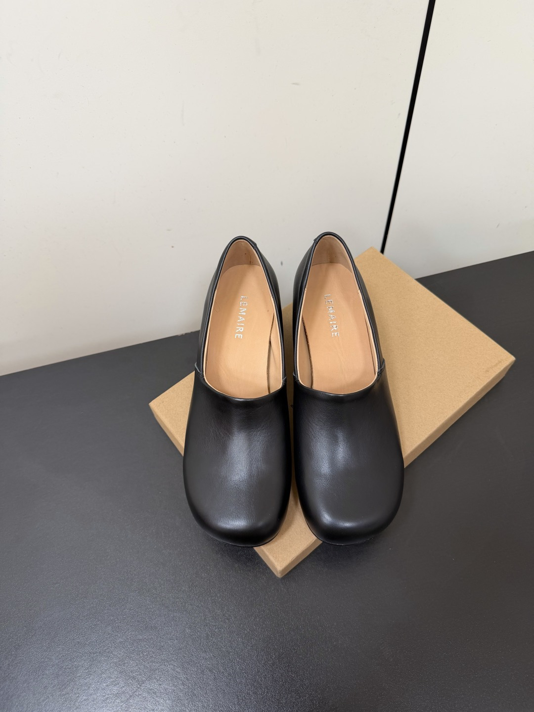NO:903255,Lemaire round toe high heel simple casual loafers thick heel comfortable small leather shoes. Very round design, it seems that the leather on the foot is very comfortable. The cowhide upper is easier to take care of, and the toughness of cowhide is very wear-resistant. It is comfortable as you wear it, and it will look like new after being worn for a long time!  The inner lining is made of beef and is soft and comfortable!  Overall, it is lightweight and suitable for daily use!  The popularity of this pair is exploding. What a beautiful pair!  Minimalist and casual, low-key and tasteful, exuding charming temperament everywhere!  Cowhide upper, sheepskin lining, Italian genuine leather outsole, size 35-39 (40 custom made, non-returnable), loafers, loafers, cowhide, sheepskin, Leather soles19860909Lemaire 圆头高跟简约休闲乐福鞋粗跟舒适小皮鞋 很圆润的设计,看样子上脚皮质都很舒服的感觉,牛皮的鞋面更容易打理,而为牛皮的韧劲很耐磨,越穿越舒服,久穿如新！内里牛里垫脚,柔软舒适！整体轻便也很适合日常哦！ 这双热度直接爆炸啦 太好看的一双啦！极简随意,低调有品,处处散发着迷人的气质！ 鞋面牛皮 内里垫脚羊皮 鞋底意大利真皮大底 码数35-39（40定做不退换）,乐福鞋,loafers,cowhide,sheepskin,Leather soles,Women's Shoes