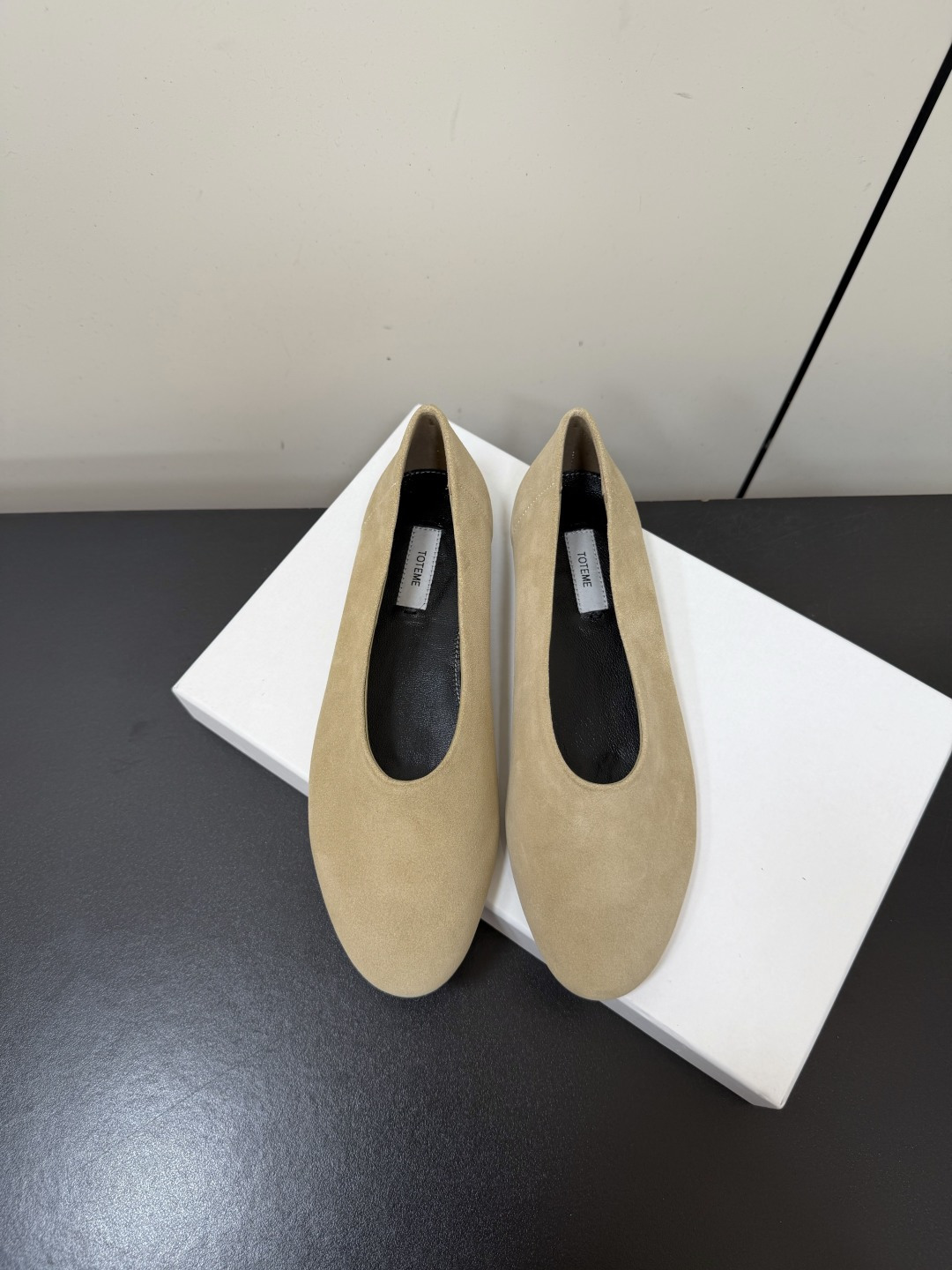 NO:903307,Toteme's new minimalist style round-toe ballet flats are high-end and comfortable. They match the skirts of goddesses. The small round-toe design is exclusive to the evening series. The lookbook of the whole season has completely impressed me. It is simple and yet detailed, easy to wear without tiring the feet. The upper is imported suede, the lining is sheepskin, the insole is sheepskin, and the sole is genuine leather. Size#35-40 (40 is custom-made and cannot be returned or exchanged), single shoes, flats, skirts, sheepskin19860909Toteme新款极简风圆头芭蕾舞平底鞋 高级舒适,配女神们的半身裙,小圆头的设计晚宴系列专属 贯穿整季lookbook完全戳中我,简单又不失细节,好穿不累脚, 鞋面进口反绒 内里羊皮 鞋垫羊皮 鞋底真皮底 Size#35-40（40 订做不退换）,单鞋,flats,skirts,sheepskin,Women's Shoes